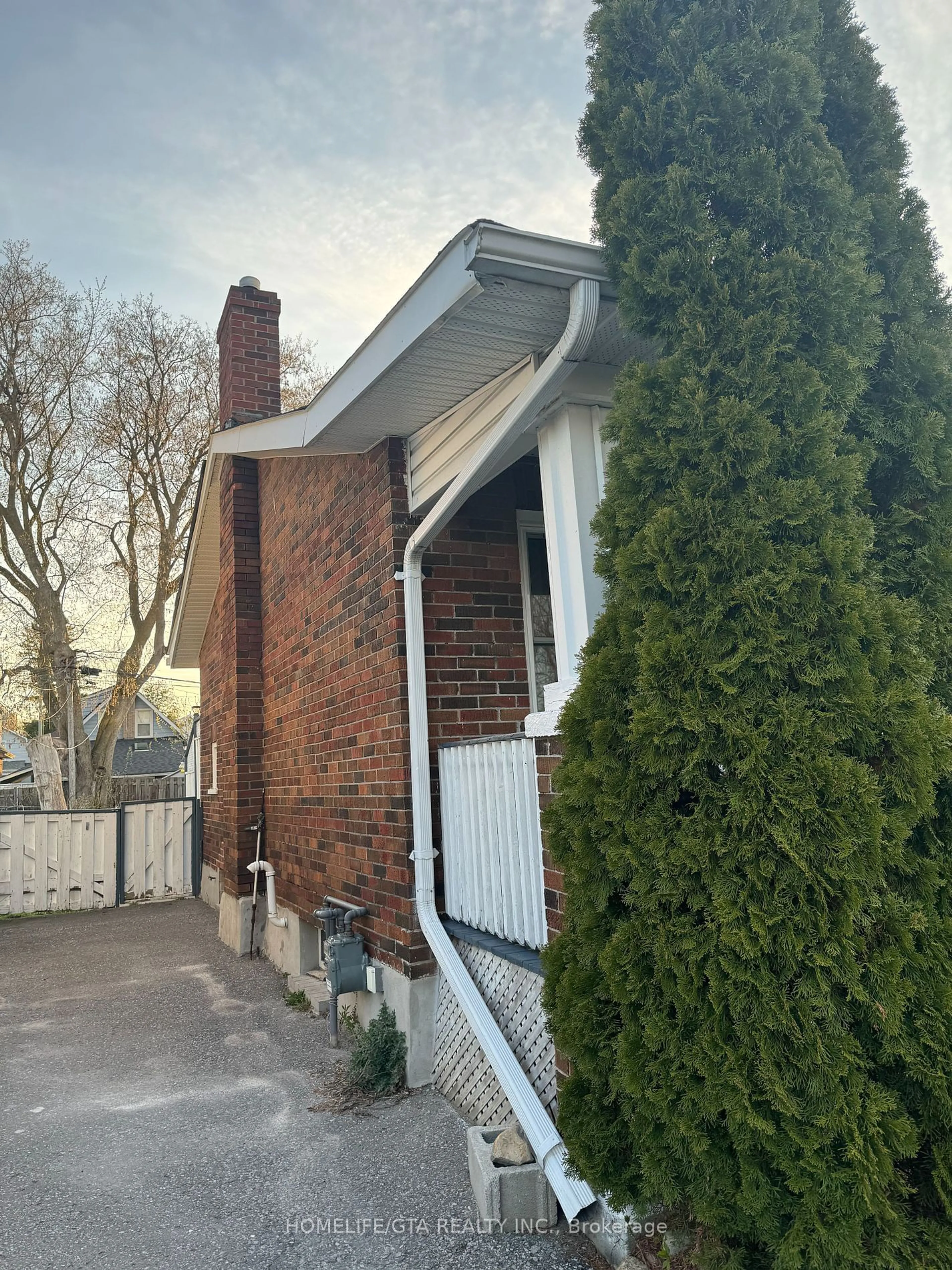 Frontside or backside of a home for 282 Haig St, Oshawa Ontario L1G 5N8