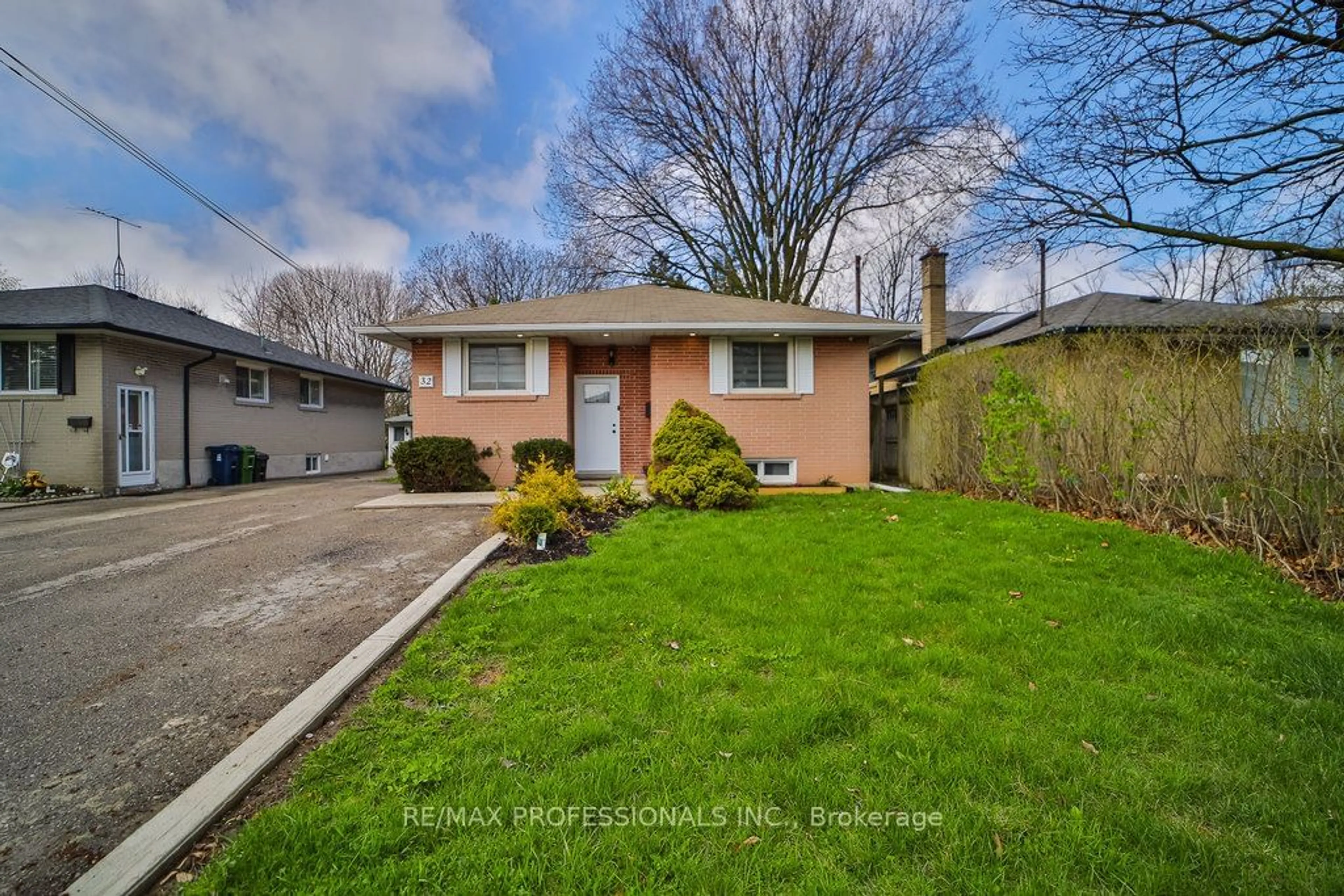 Frontside or backside of a home for 32 Oakridge Dr, Toronto Ontario M1M 2A4