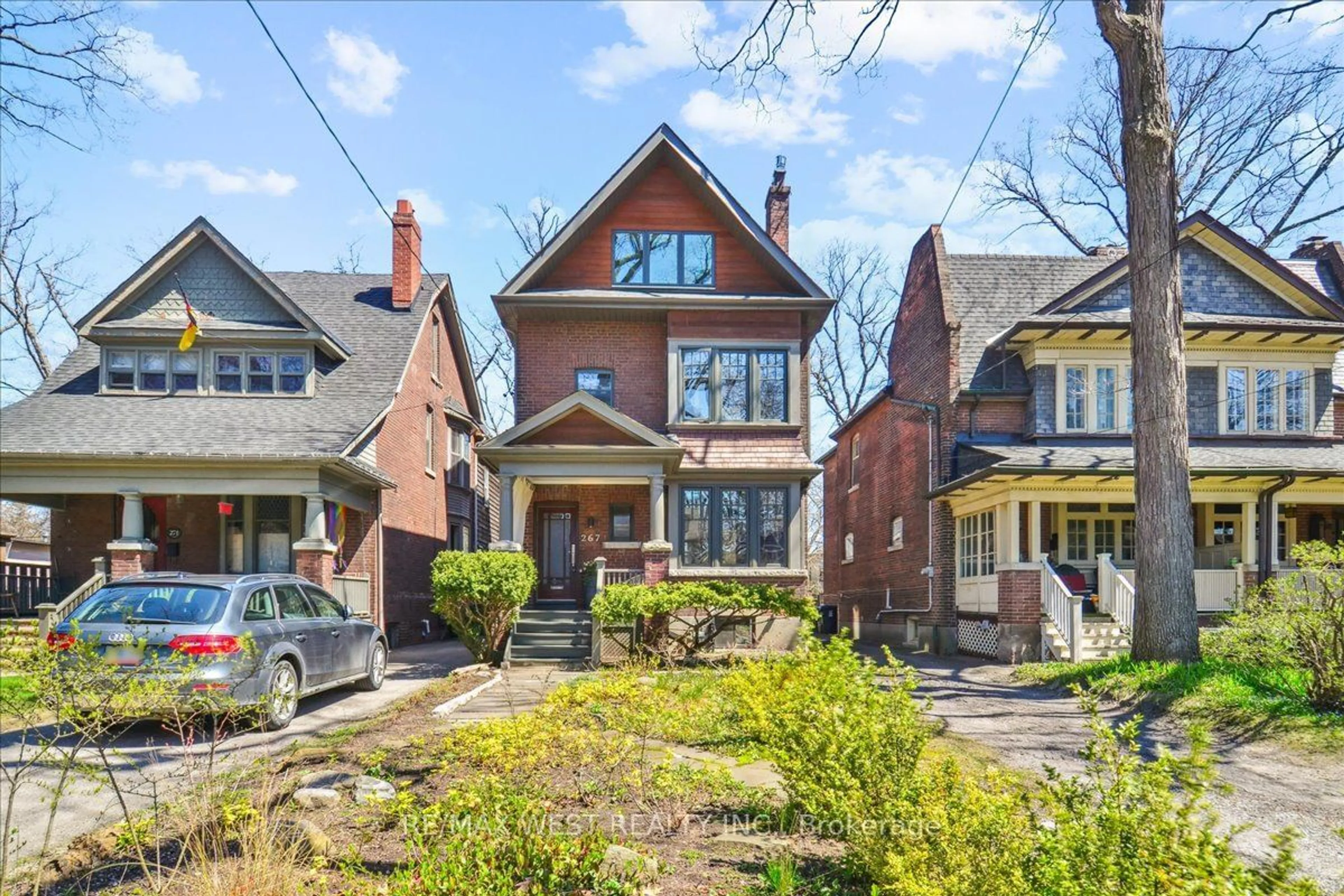 Frontside or backside of a home for 267 Beech Ave, Toronto Ontario M4E 3J1