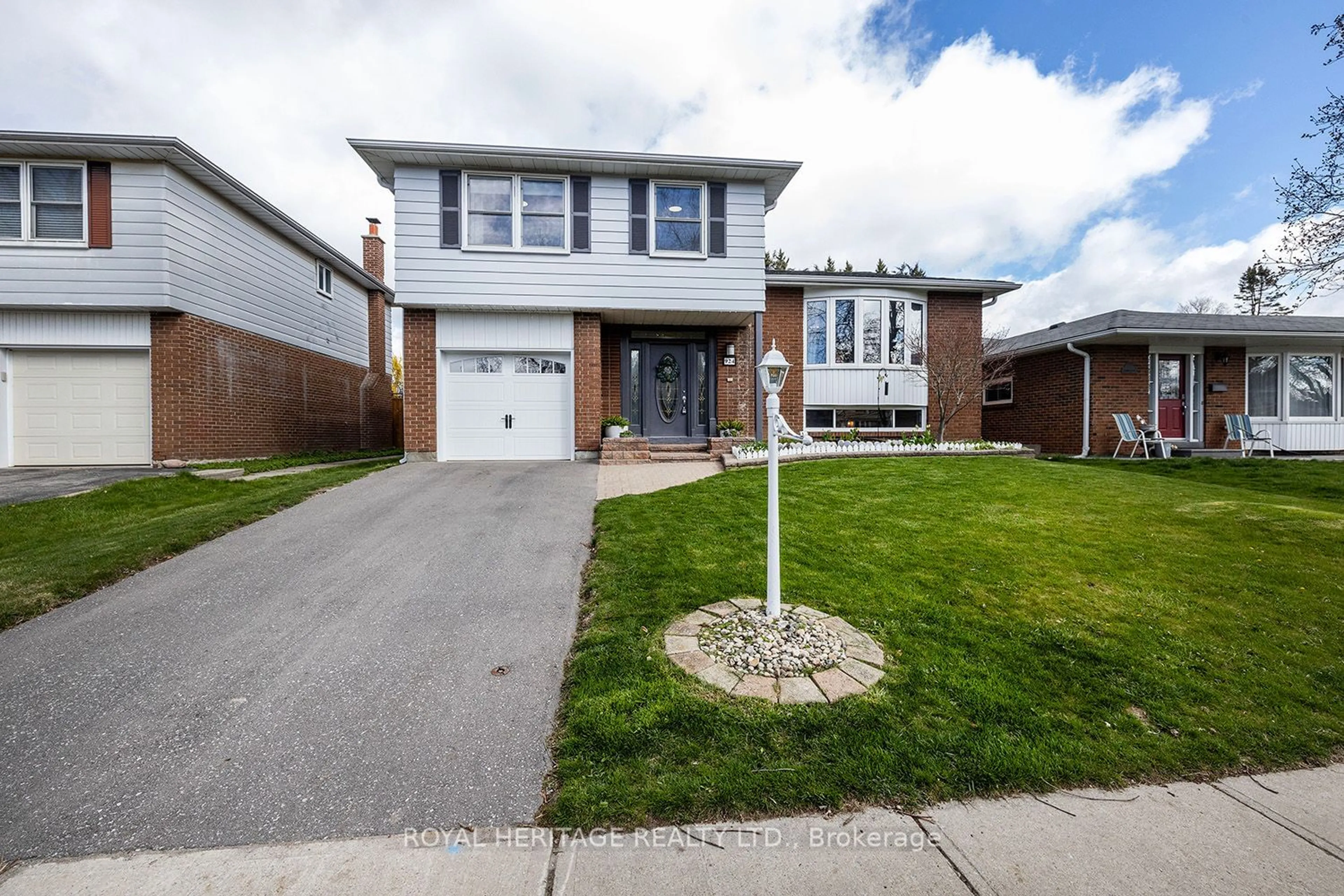 Frontside or backside of a home for 924 Dublin St, Whitby Ontario L1N 1Z1