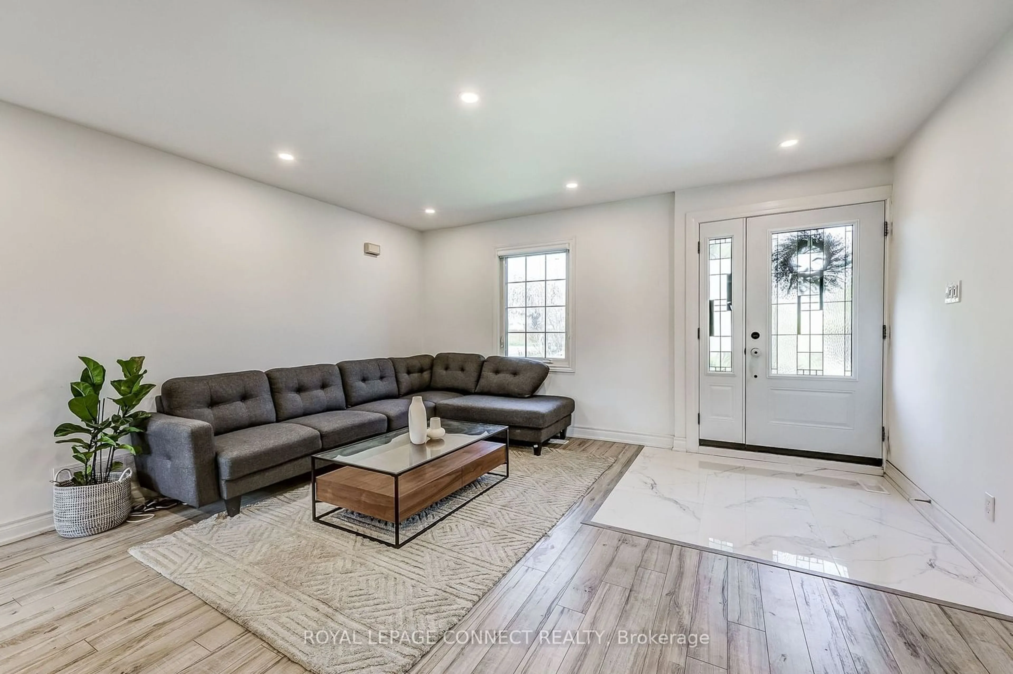 Living room for 3759 Ellesmere Rd, Toronto Ontario M1C 1H8