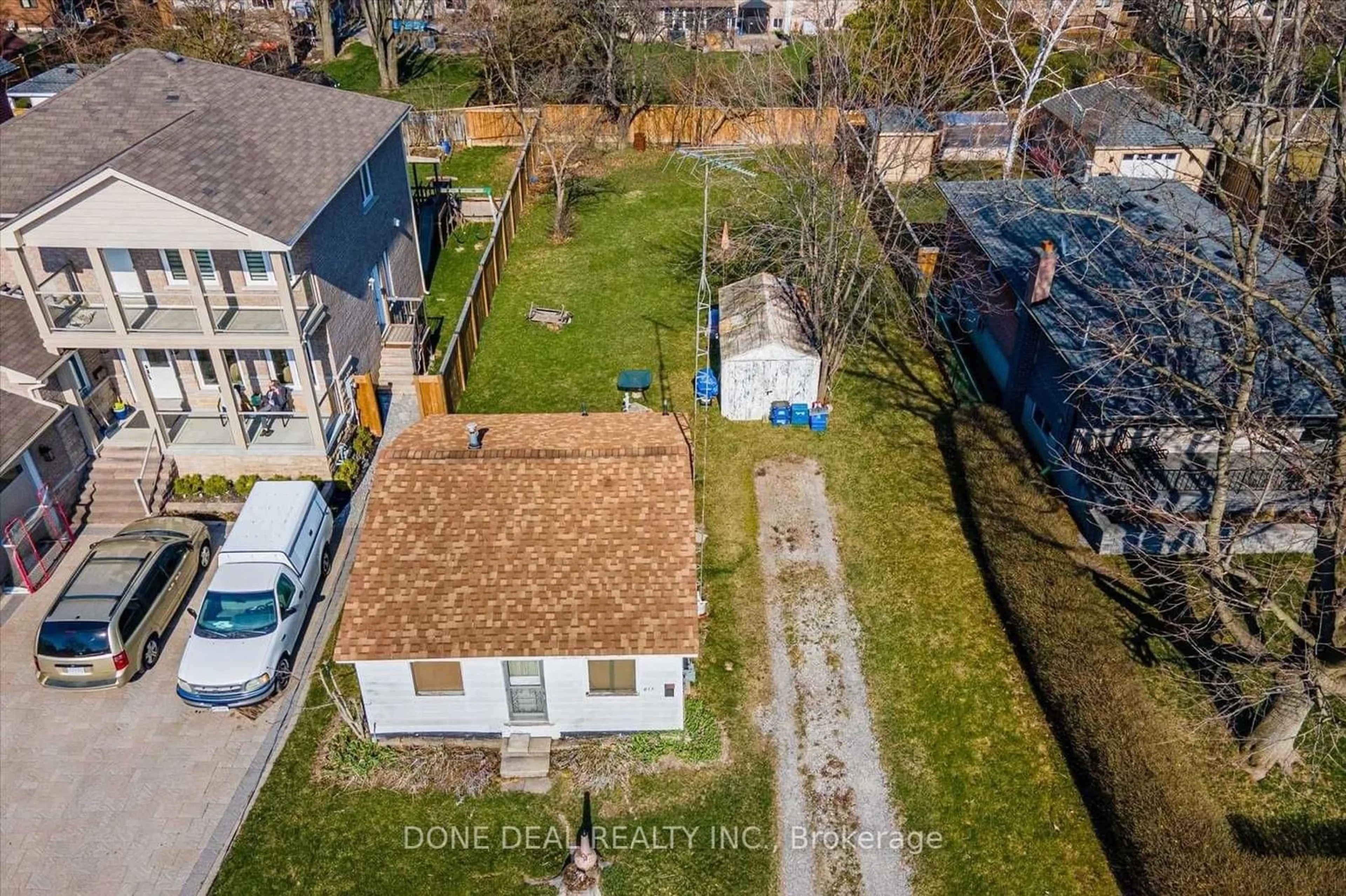 Frontside or backside of a home for 813 Fairview Ave, Pickering Ontario L1W 1M7