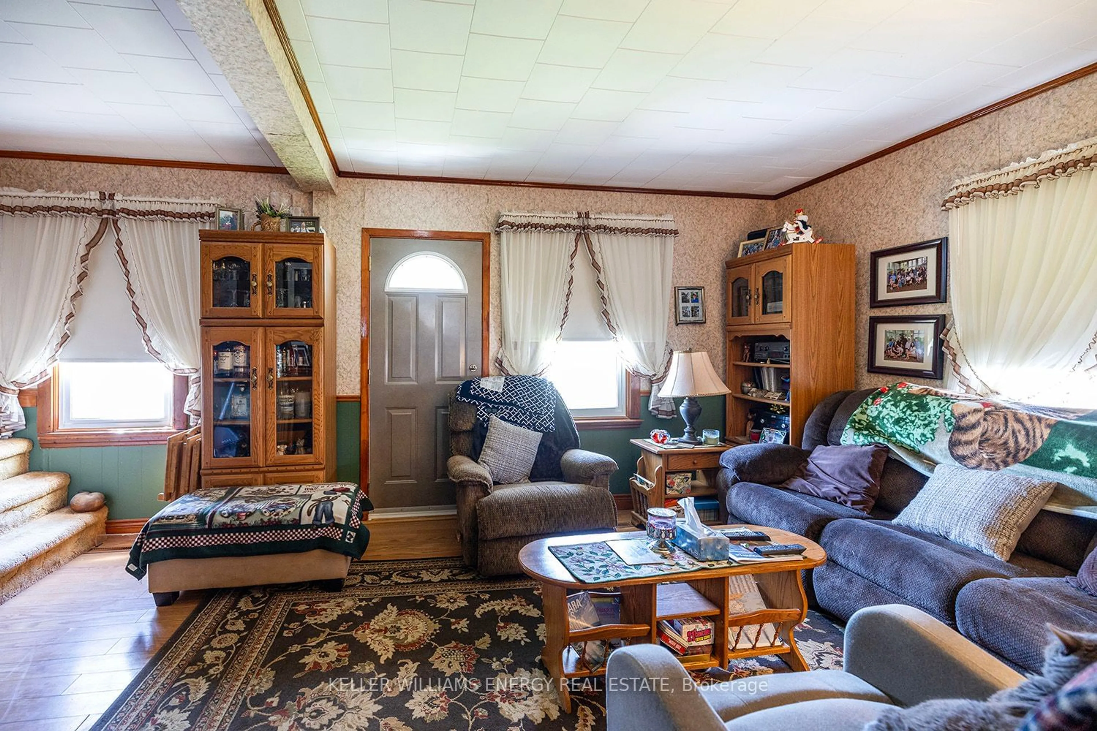 Living room for 2059 Maple Grove Rd, Clarington Ontario L1C 6M9