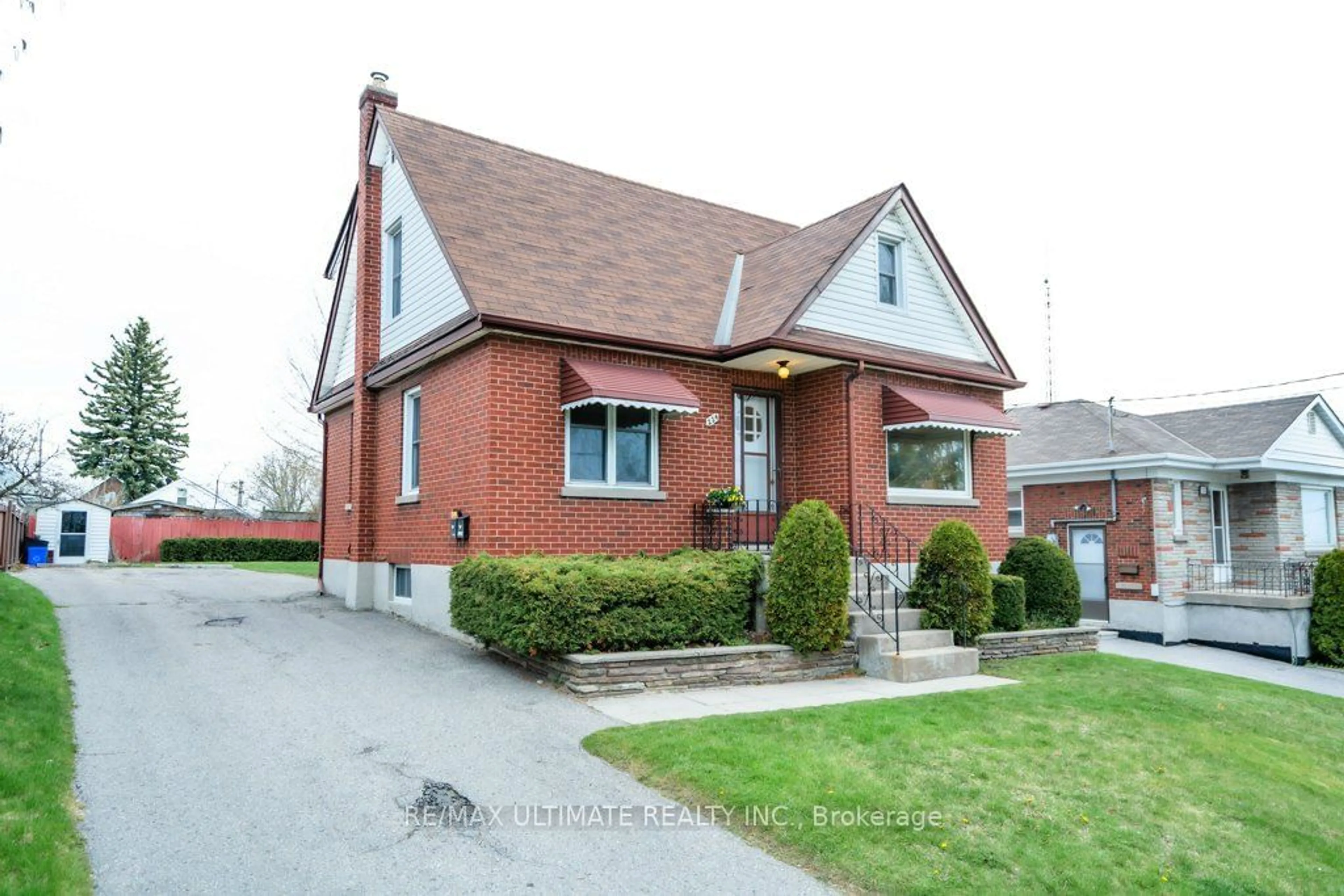 Frontside or backside of a home for 224 College Ave, Oshawa Ontario L1J 1R7