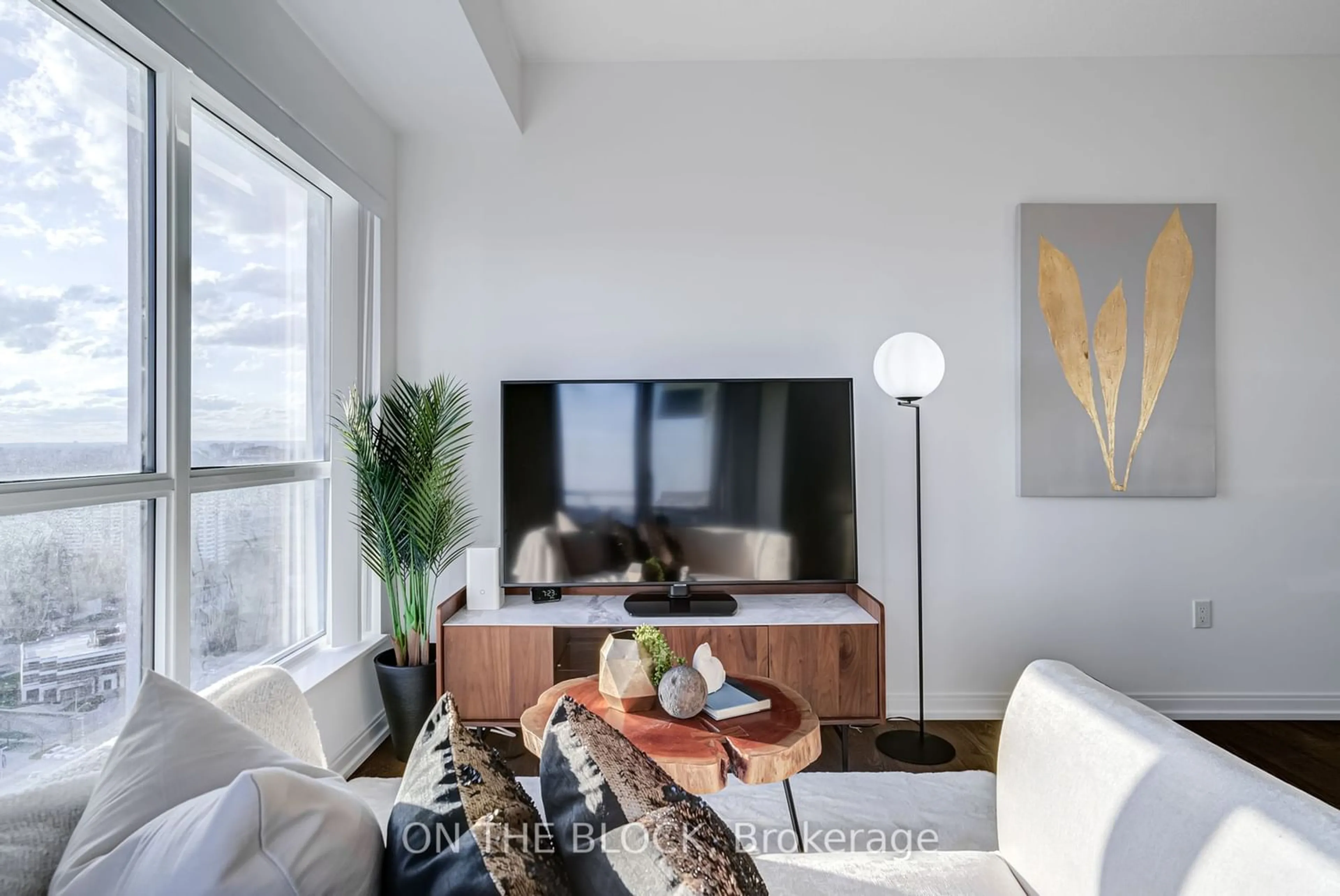 Living room for 275 Village Green Sq #2922, Toronto Ontario M1S 0L1