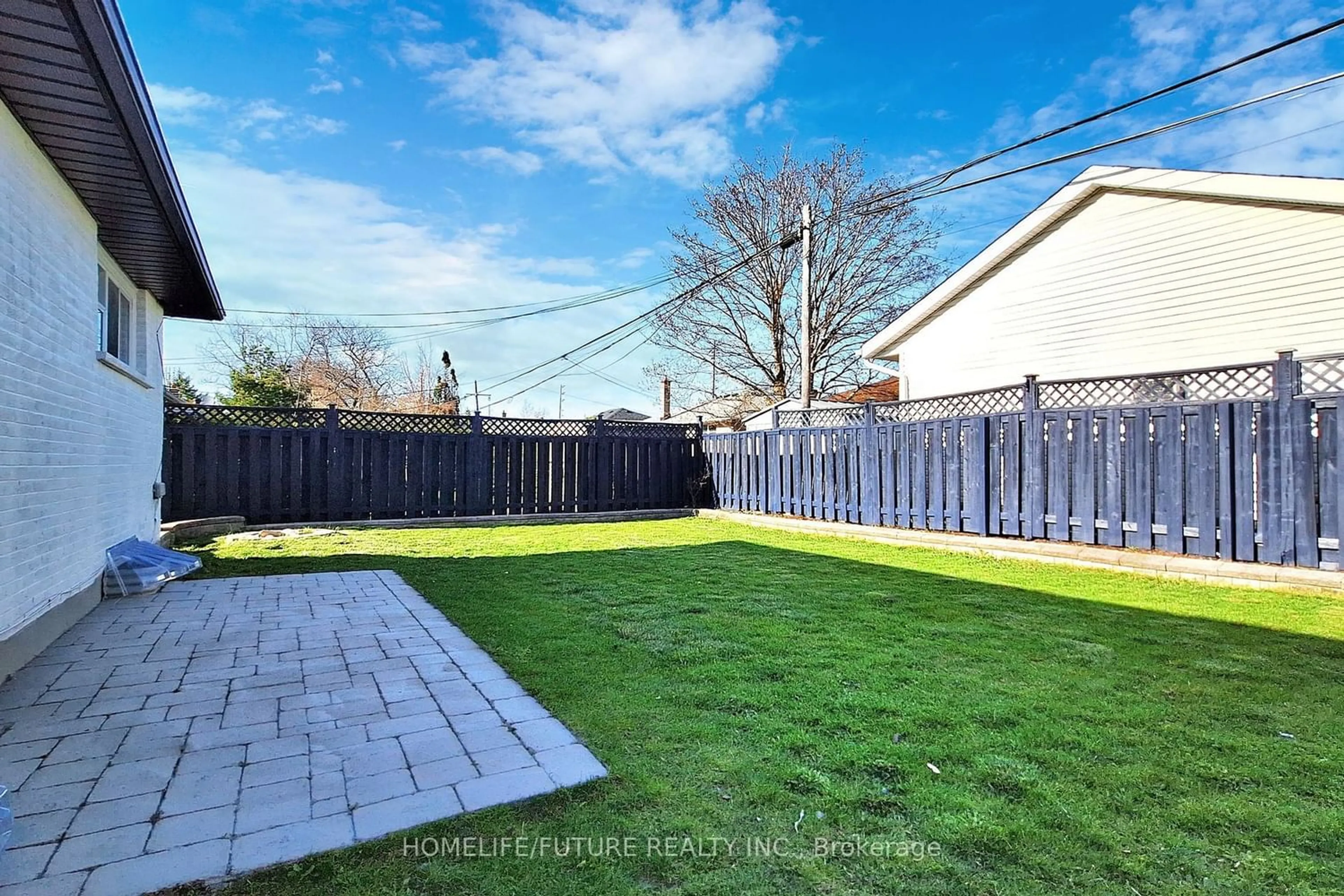 Fenced yard for 423 Elizabeth St, Oshawa Ontario L1J 5S9