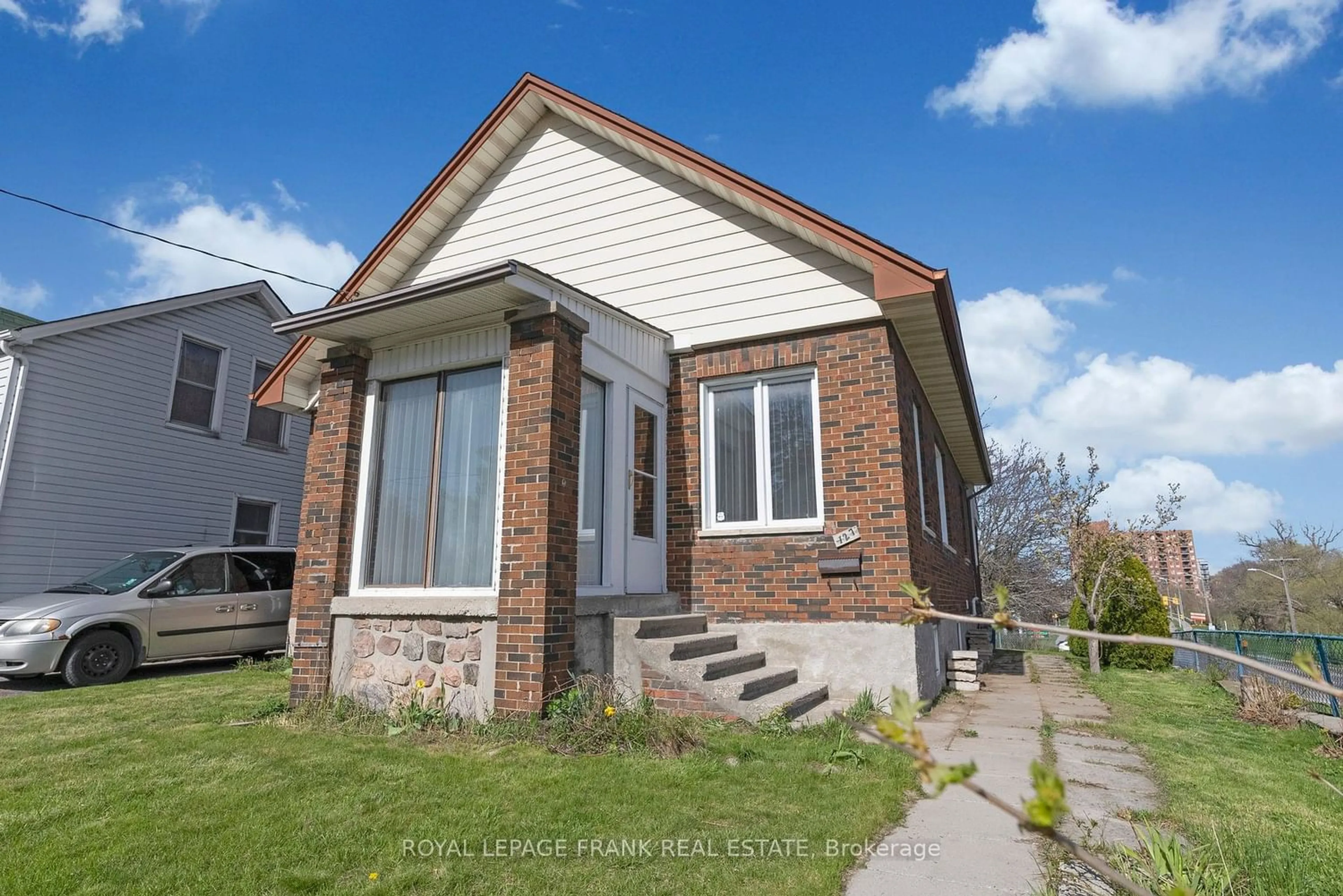 Frontside or backside of a home for 127 Nassau St, Oshawa Ontario L1J 4A3