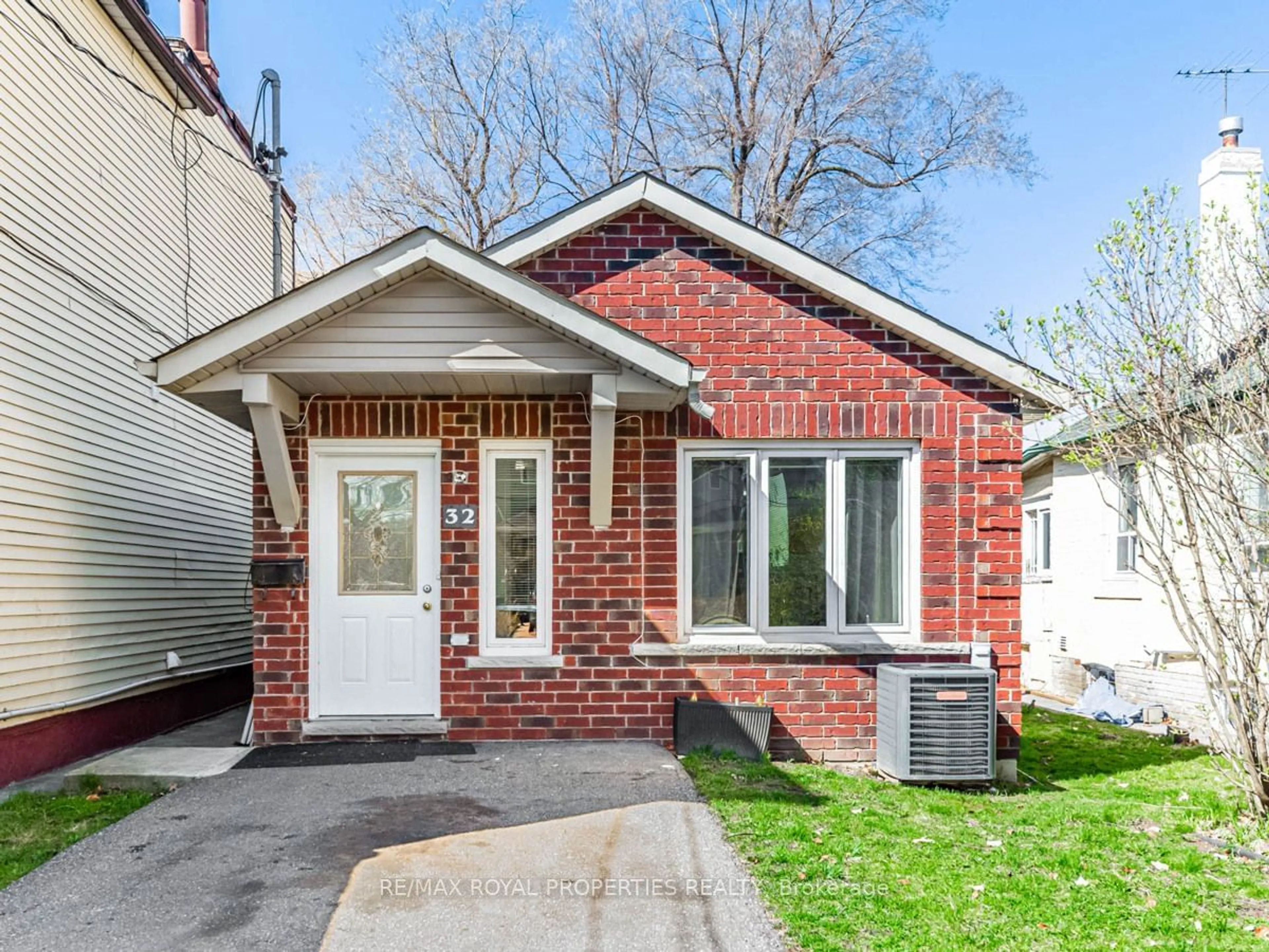 Home with brick exterior material for 32 St Dunstan Dr, Toronto Ontario M1L 2V3