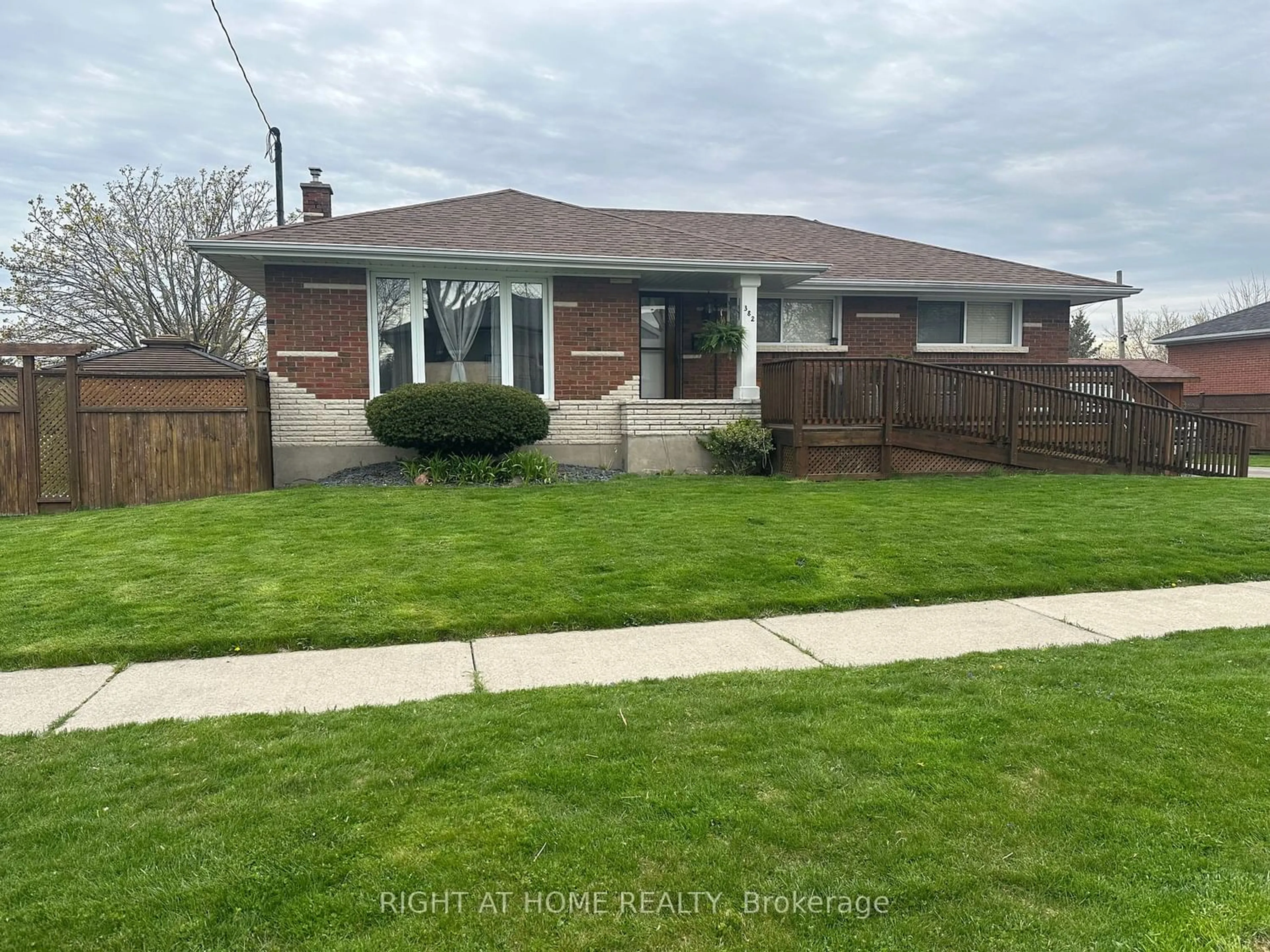 Frontside or backside of a home for 382 Baldwin St, Oshawa Ontario L1H 6H6