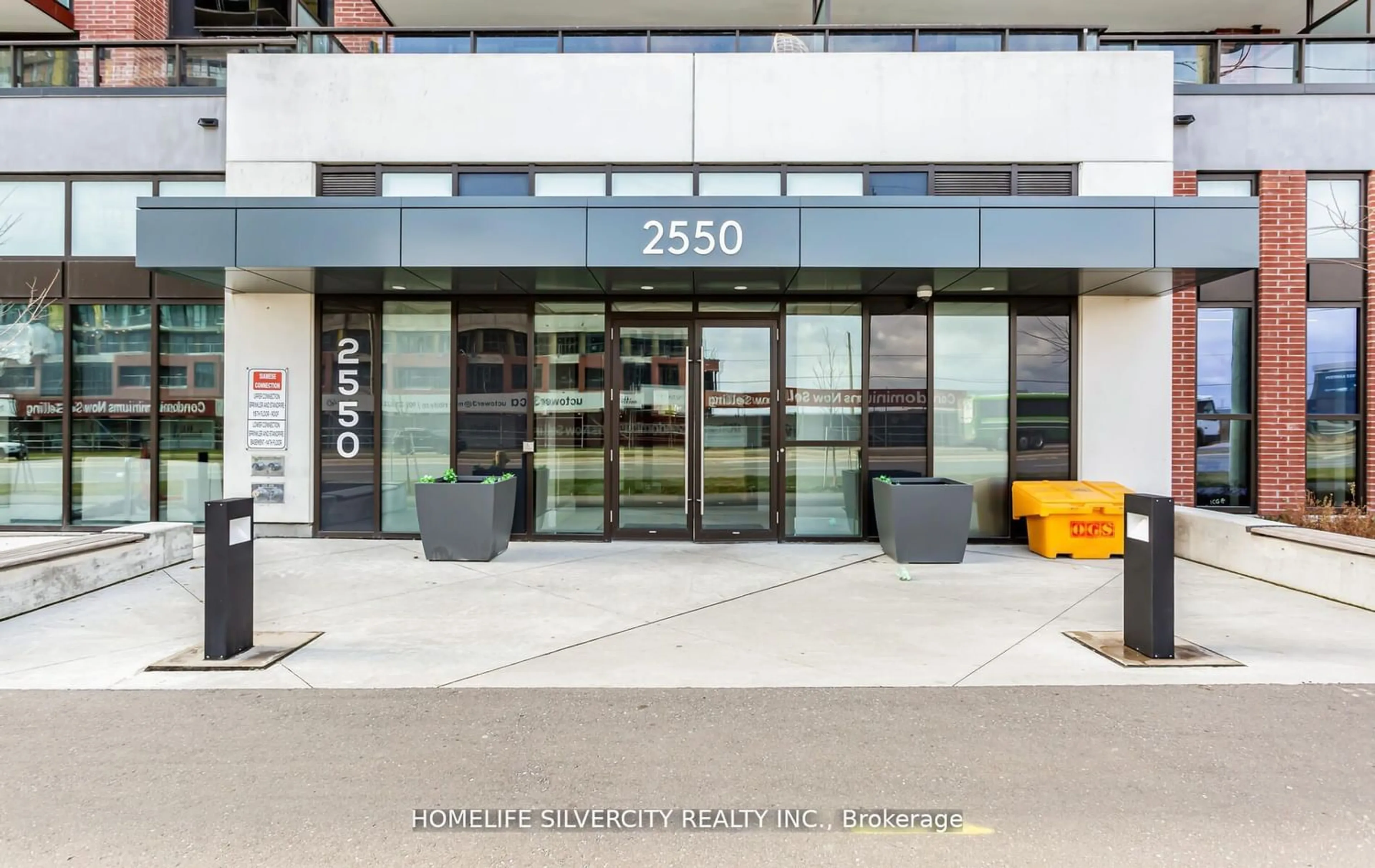 Indoor foyer for 2550 Simcoe St #212, Oshawa Ontario L1L 0R5