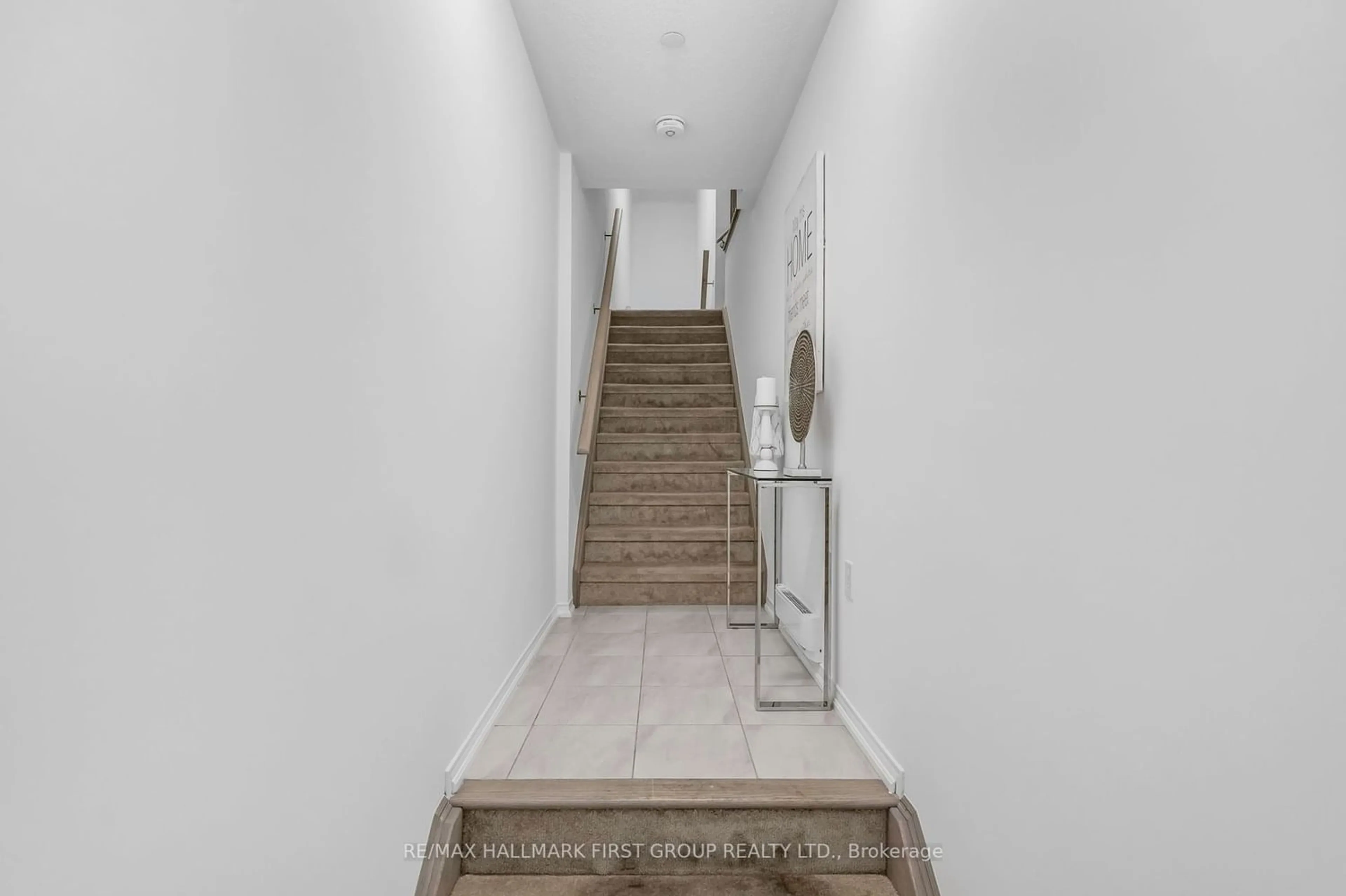Indoor foyer for 146 Giboulee Path, Oshawa Ontario L1L 0M7