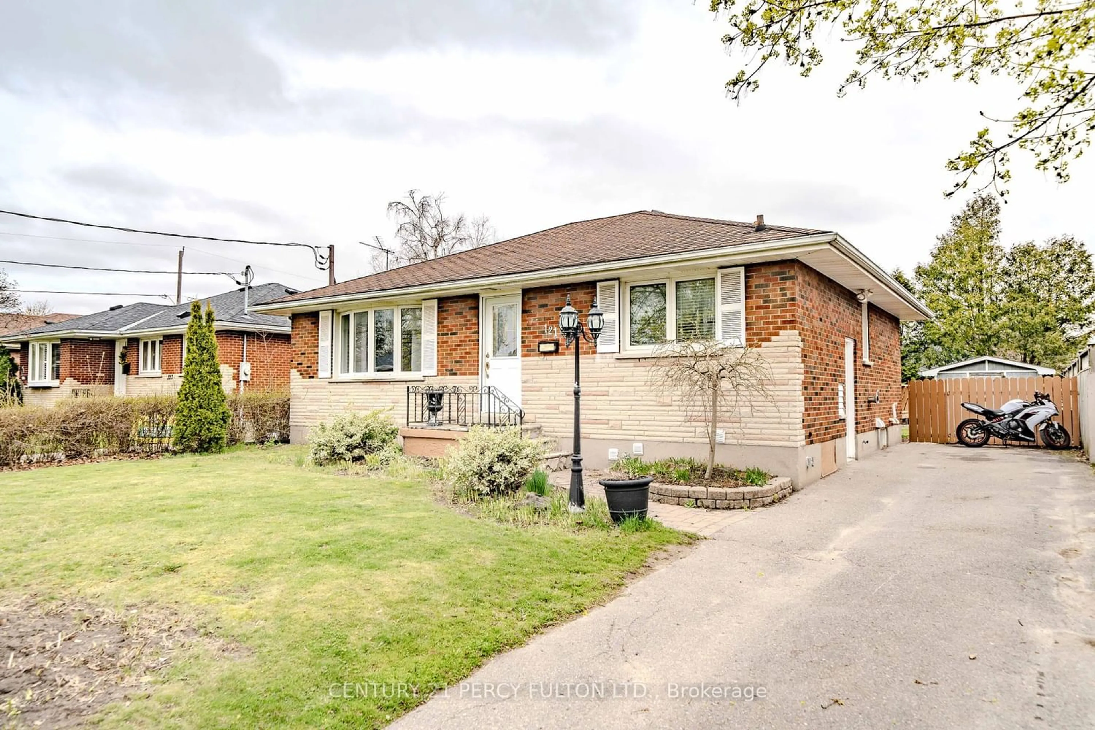 Home with brick exterior material for 121 Riverside Dr, Oshawa Ontario L1G 6J6