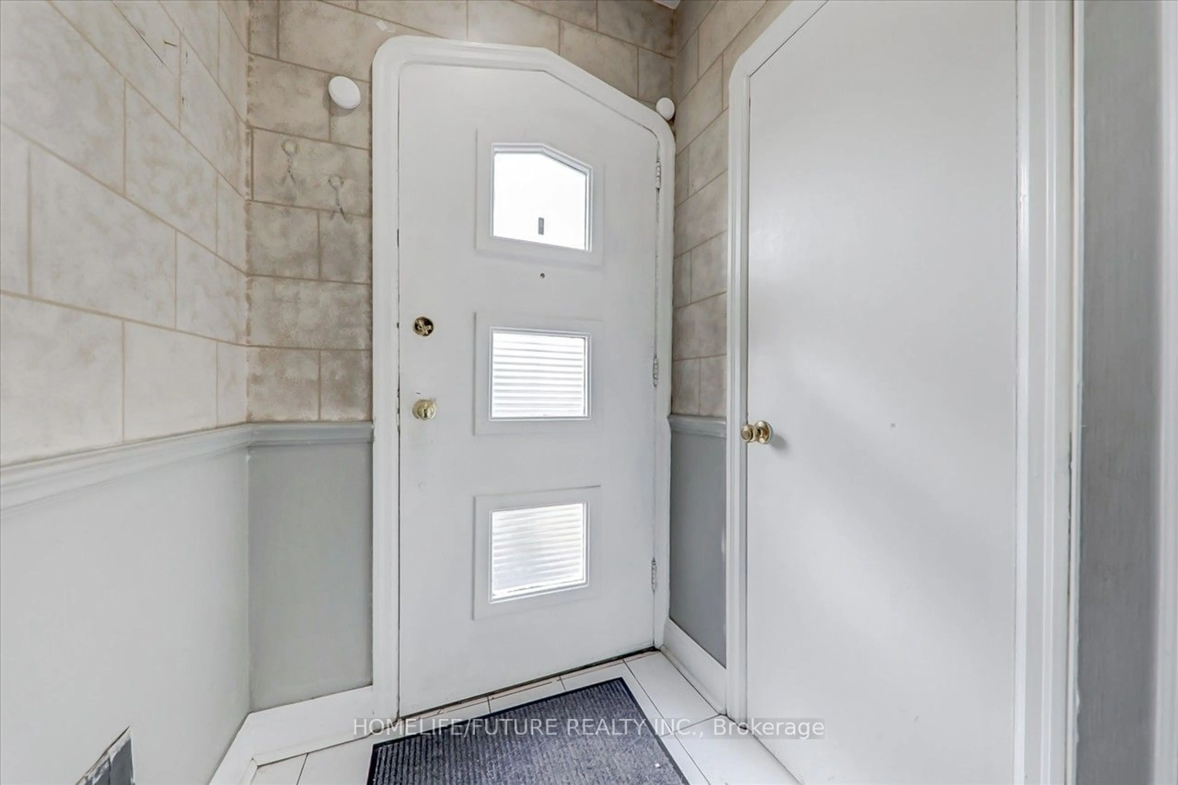 Indoor entryway for 460 King St, Oshawa Ontario L1H 1E8