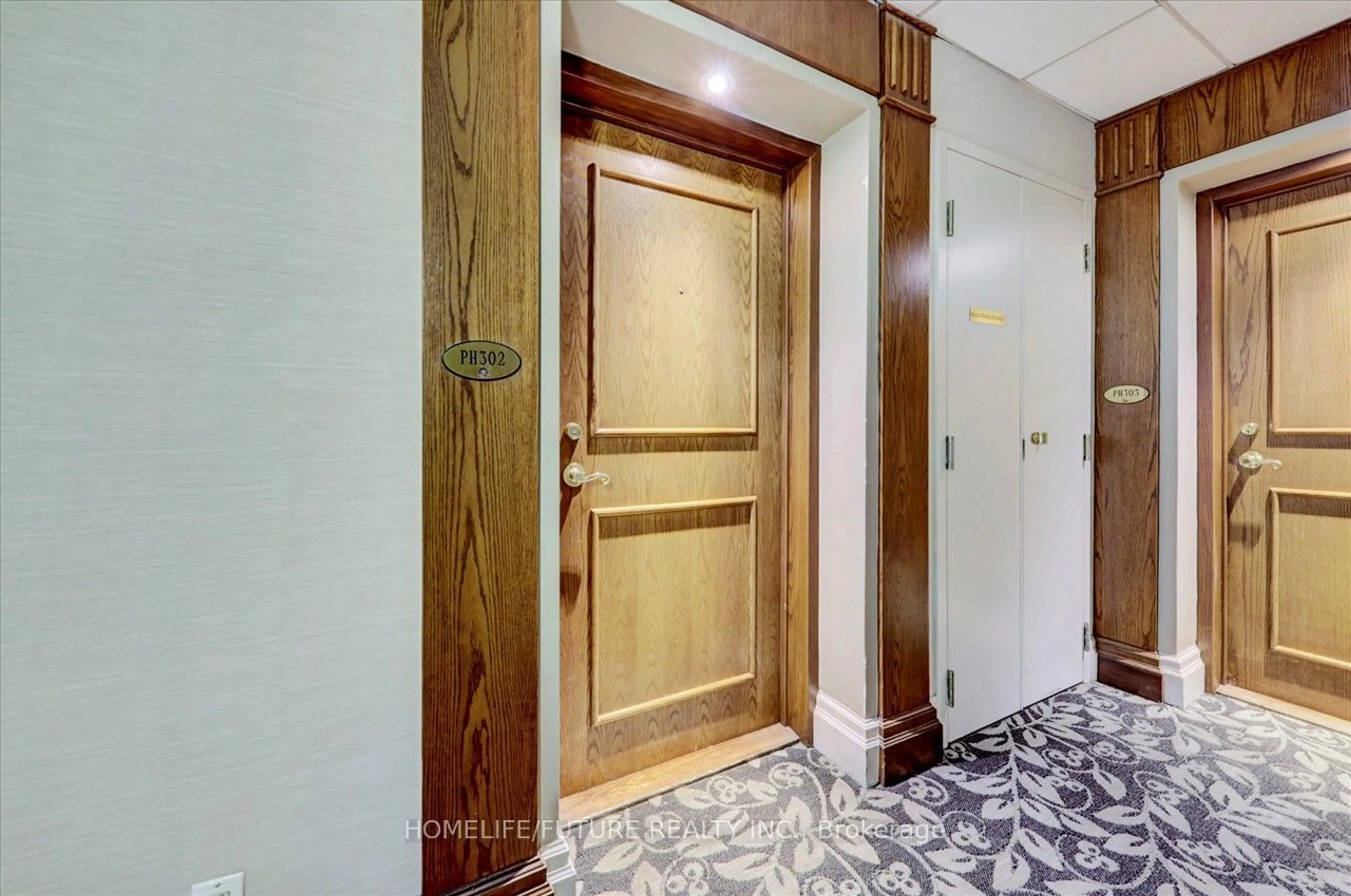 Indoor foyer for 1 Lee Centre Dr #Ph302, Toronto Ontario M1H 3J2