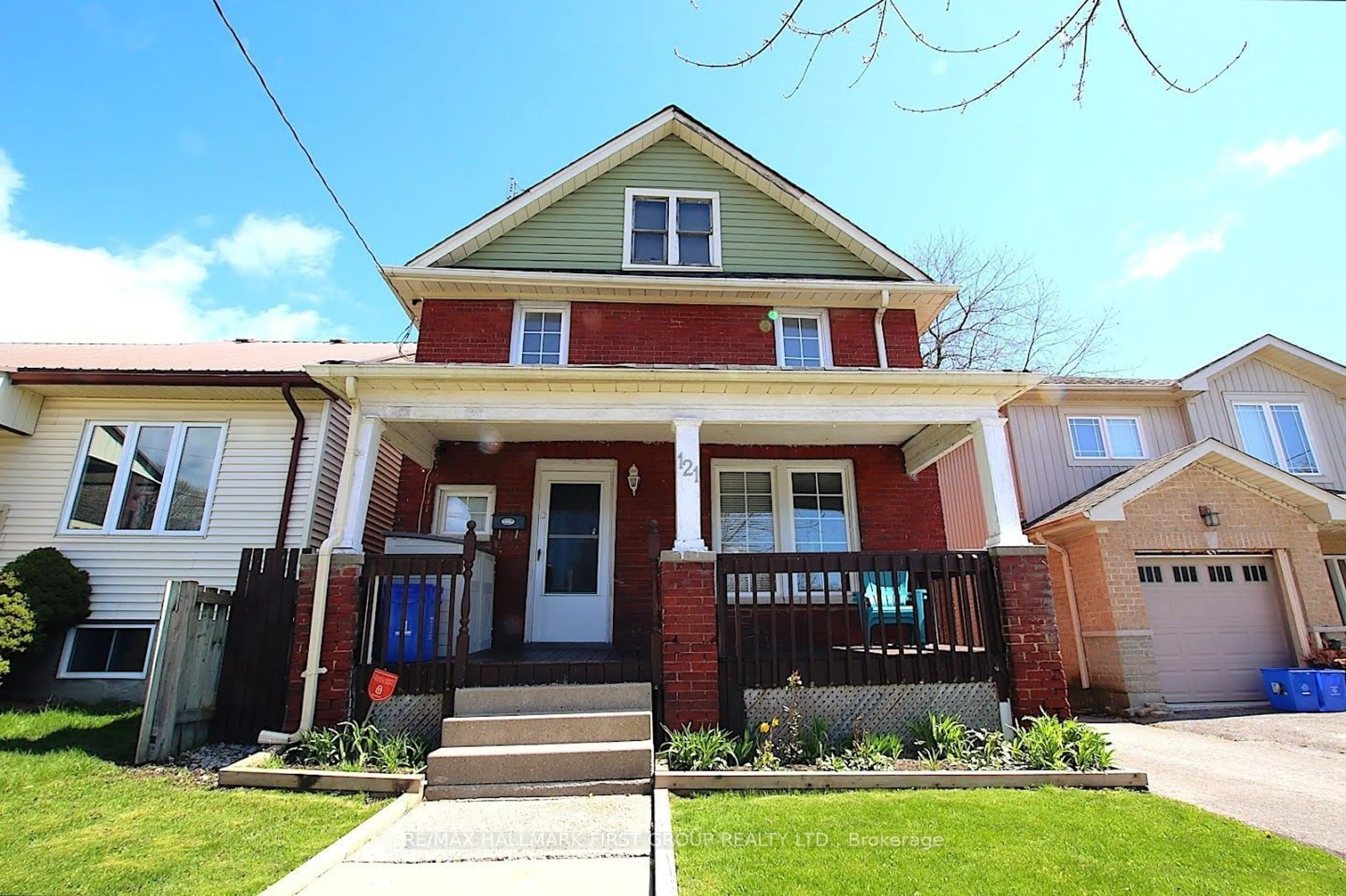 Frontside or backside of a home for 121 Montrave Ave, Oshawa Ontario L1J 4R6
