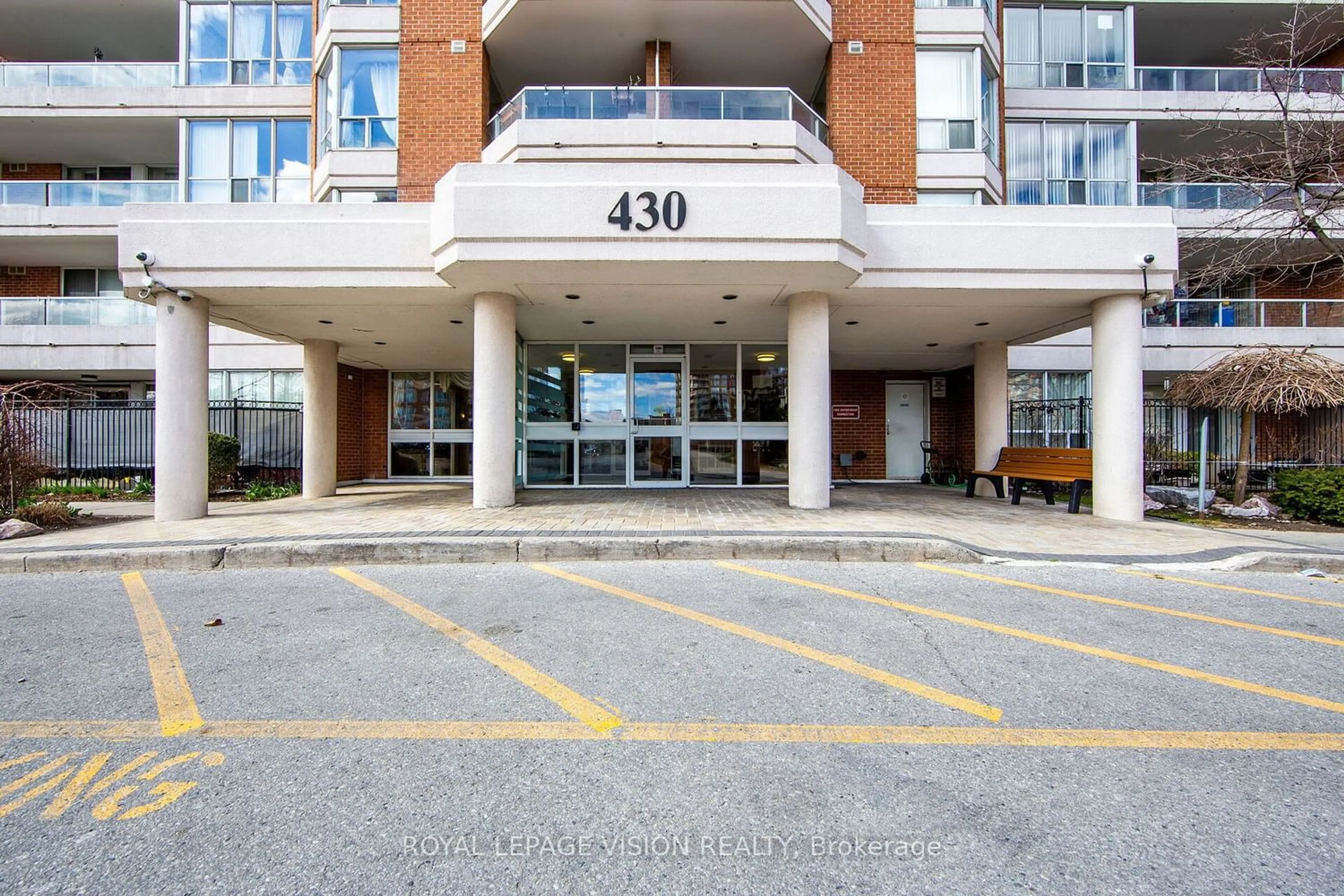 Indoor foyer for 430 Mclevin Ave #1416, Toronto Ontario M1B 5P1