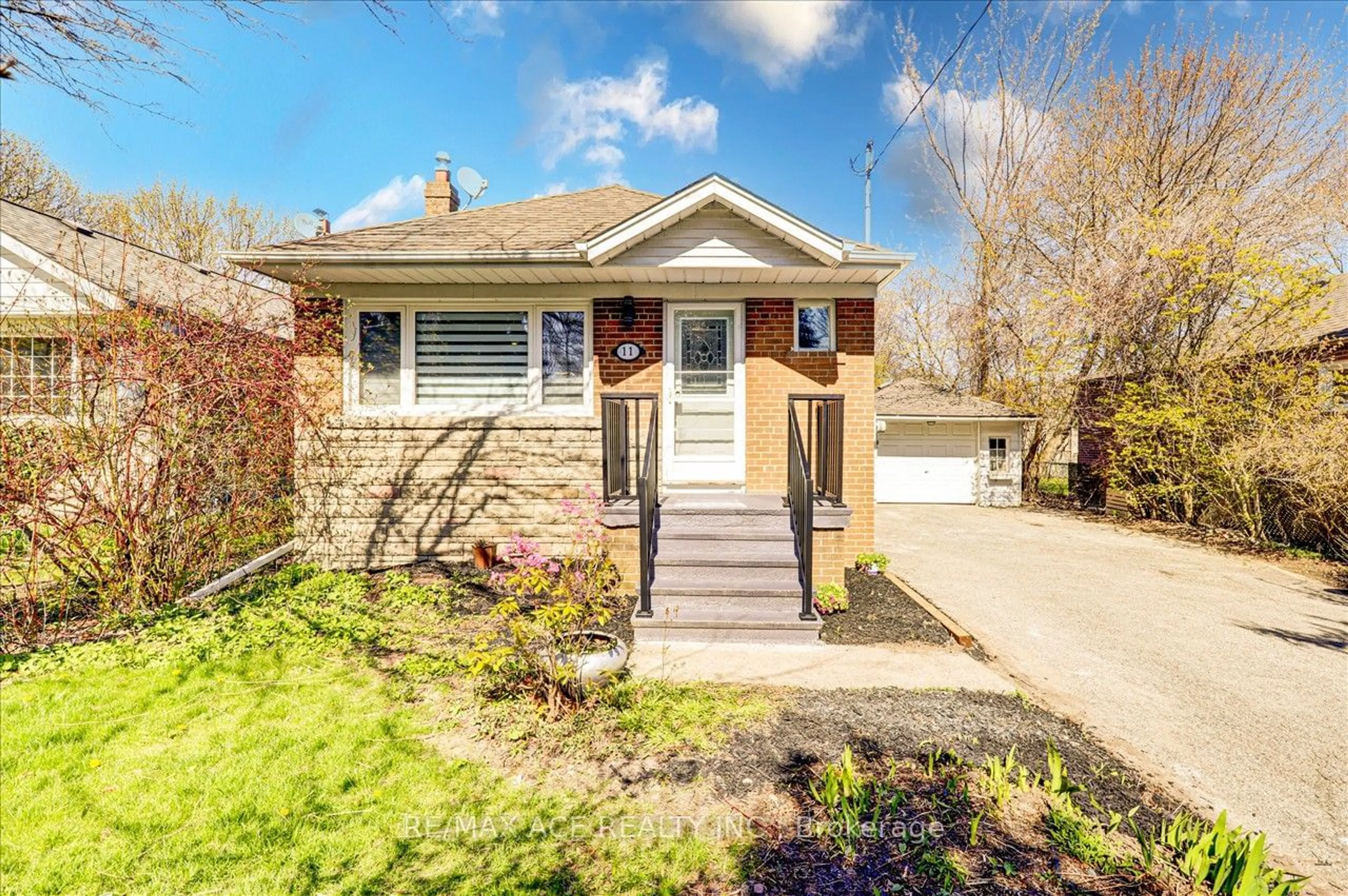 Frontside or backside of a home for 11 Eastmoor Cres, Toronto Ontario M1N 1J7