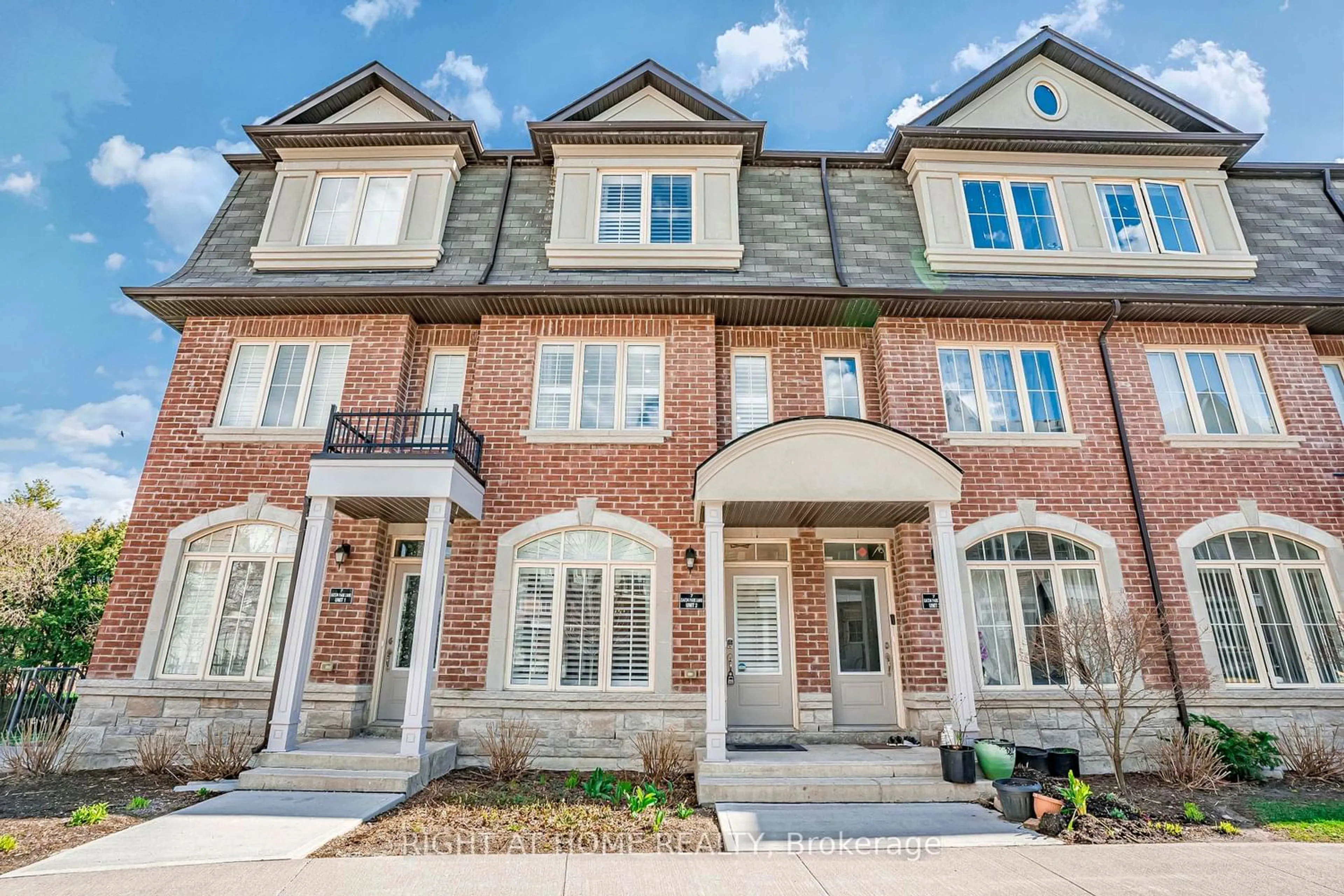 Home with brick exterior material for 7 Eaton Park Lane #2, Toronto Ontario M1W 0A5