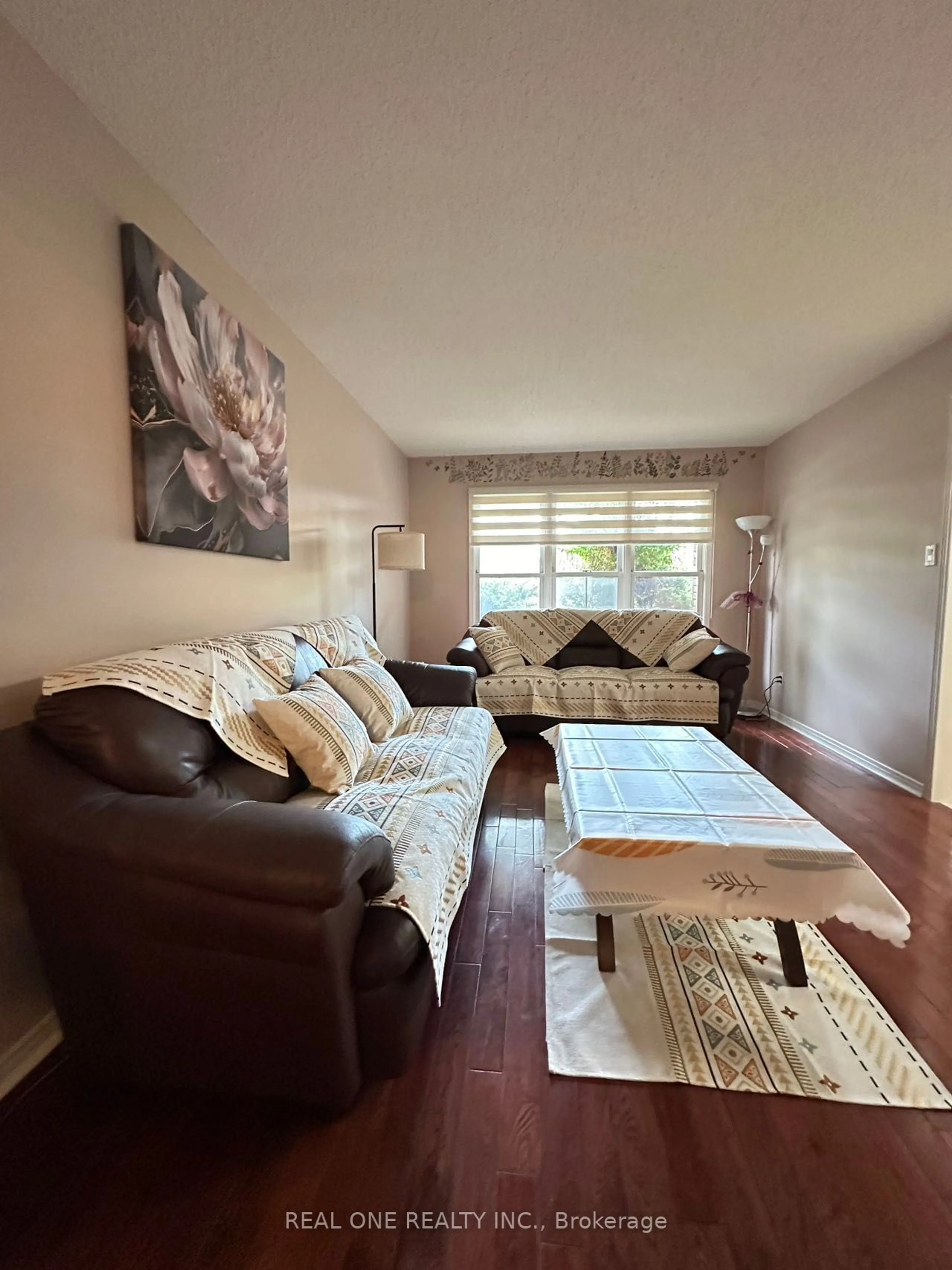 Living room for 322 Goldhawk Tr, Toronto Ontario M1V 4H1