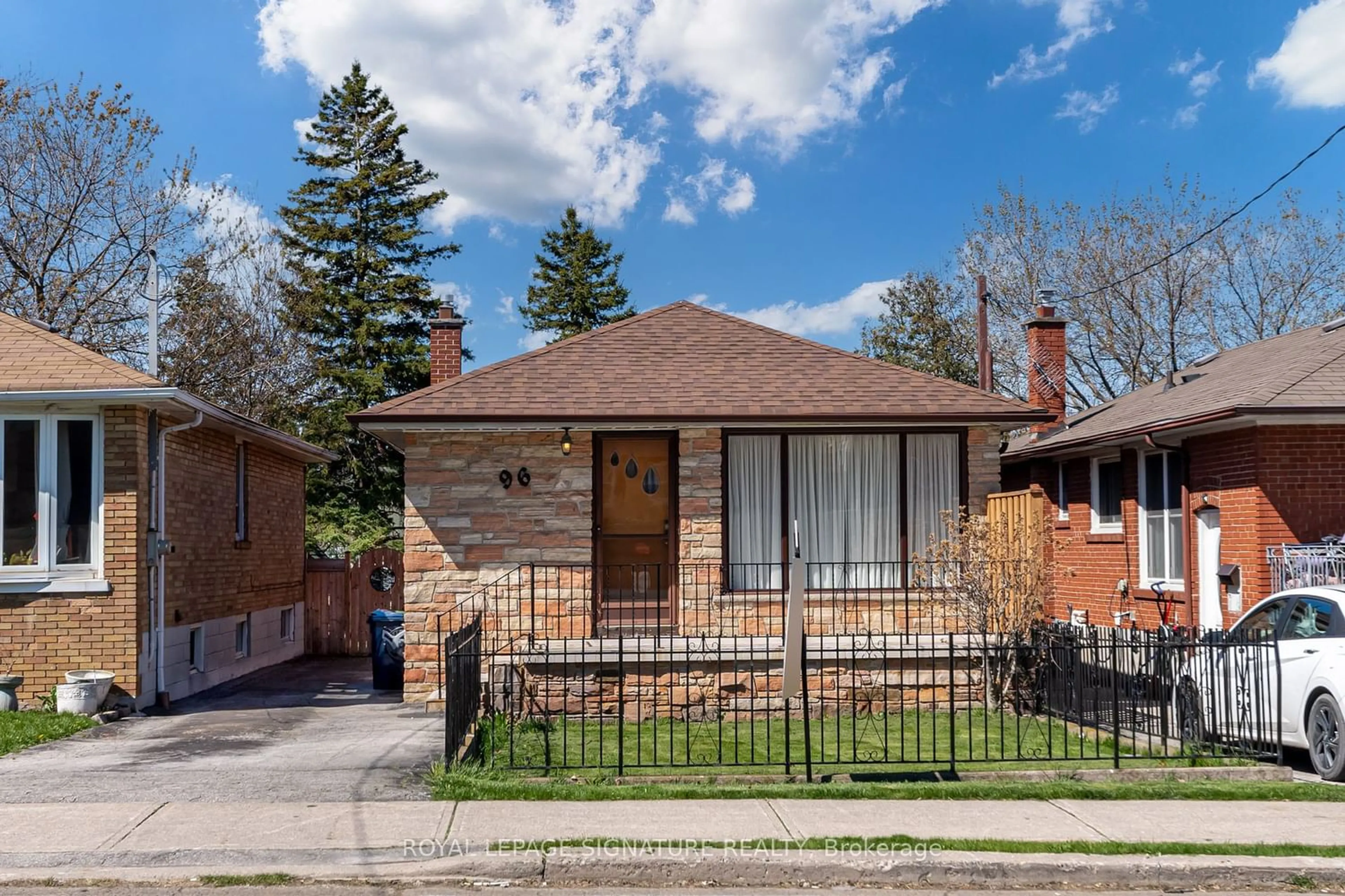 Frontside or backside of a home for 96 Linden Ave, Toronto Ontario M1K 3H8