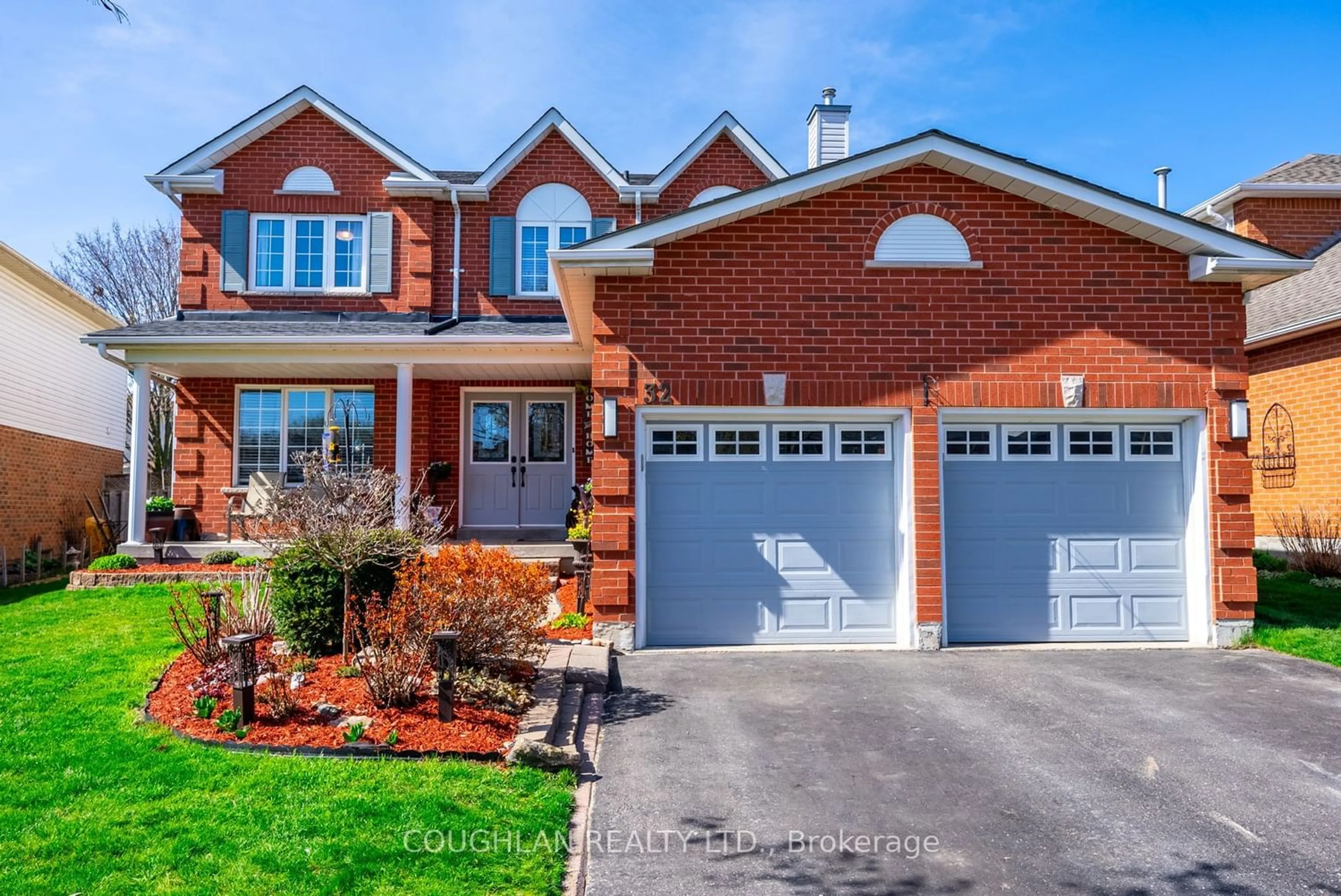 Home with brick exterior material for 32 Living Crt, Clarington Ontario L1E 2V6
