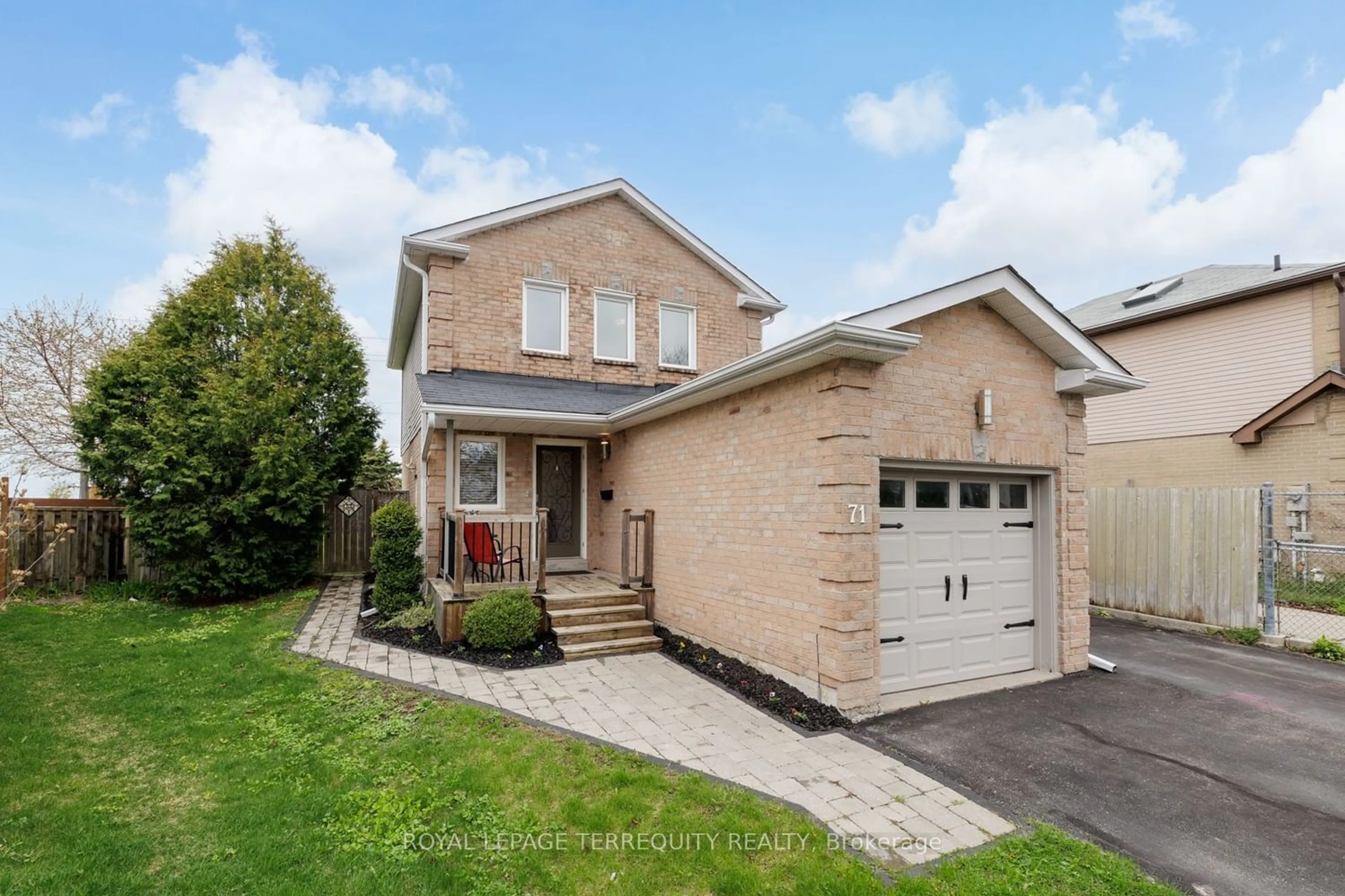 Frontside or backside of a home for 71 Turnberry Cres, Clarington Ontario L1E 1A4