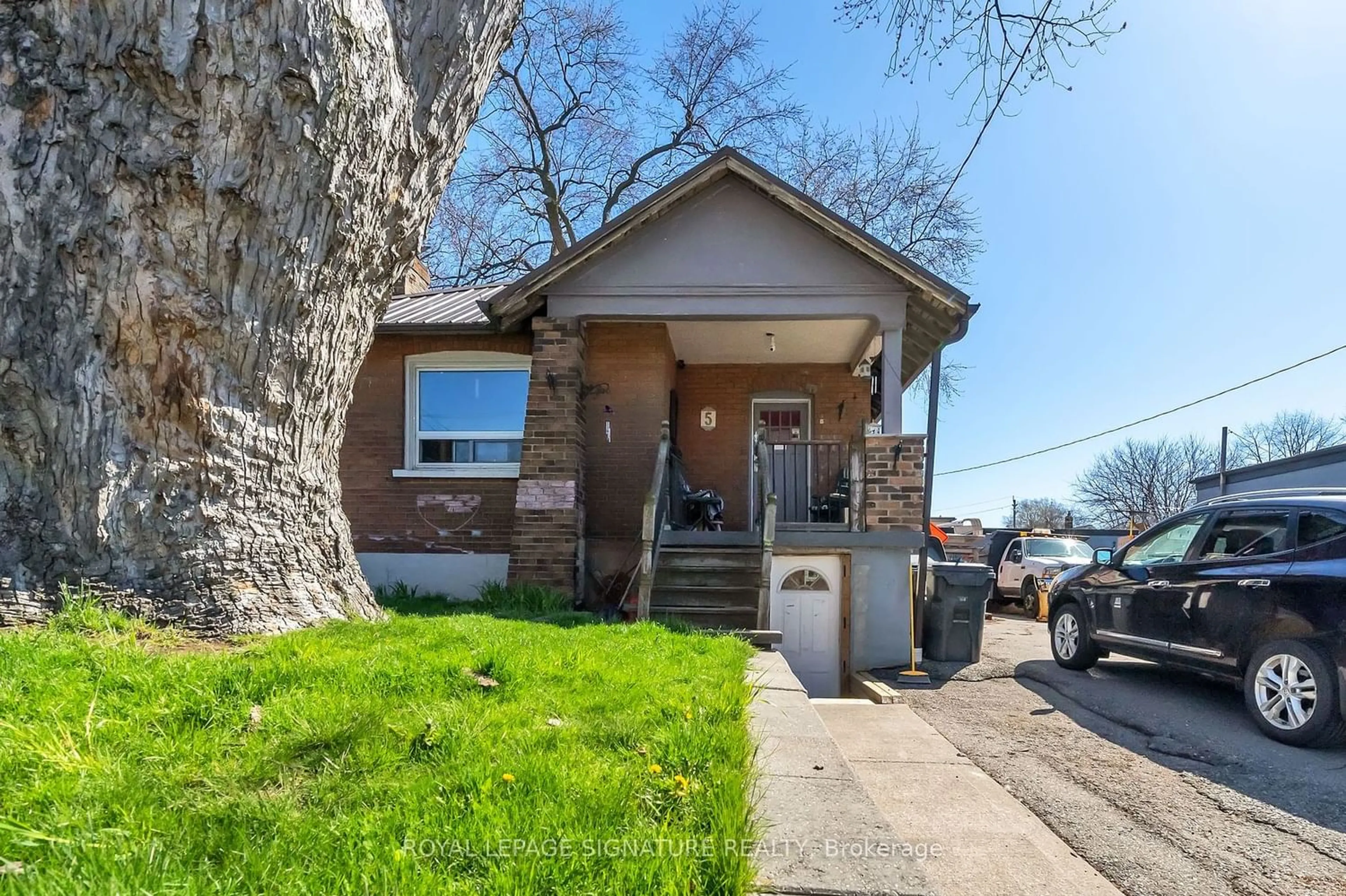Frontside or backside of a home for 5 (1,3  Elward Blvd, Toronto Ontario M1L 3L1