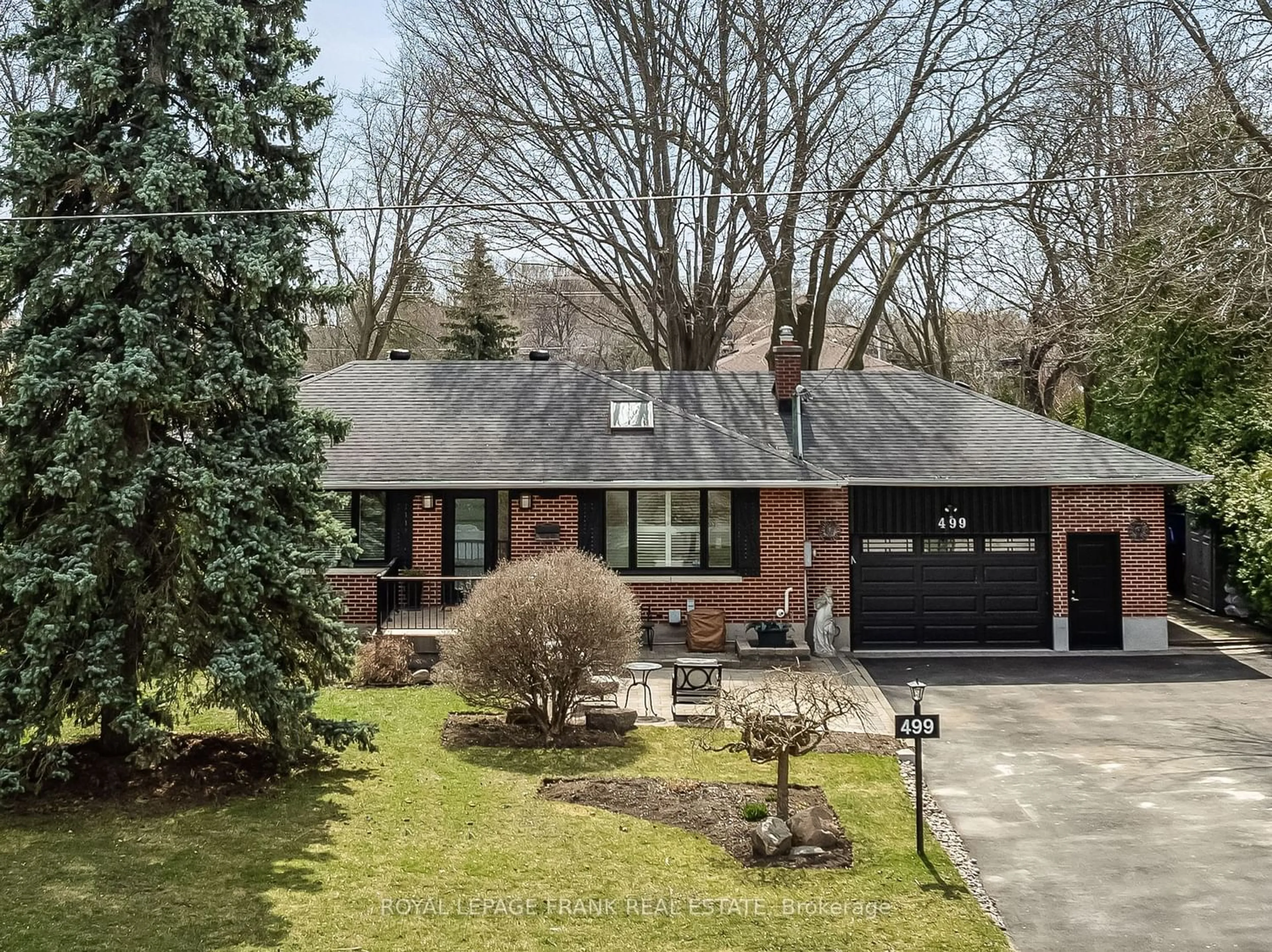 Home with brick exterior material for 499 Maine St, Oshawa Ontario L1L 1A2