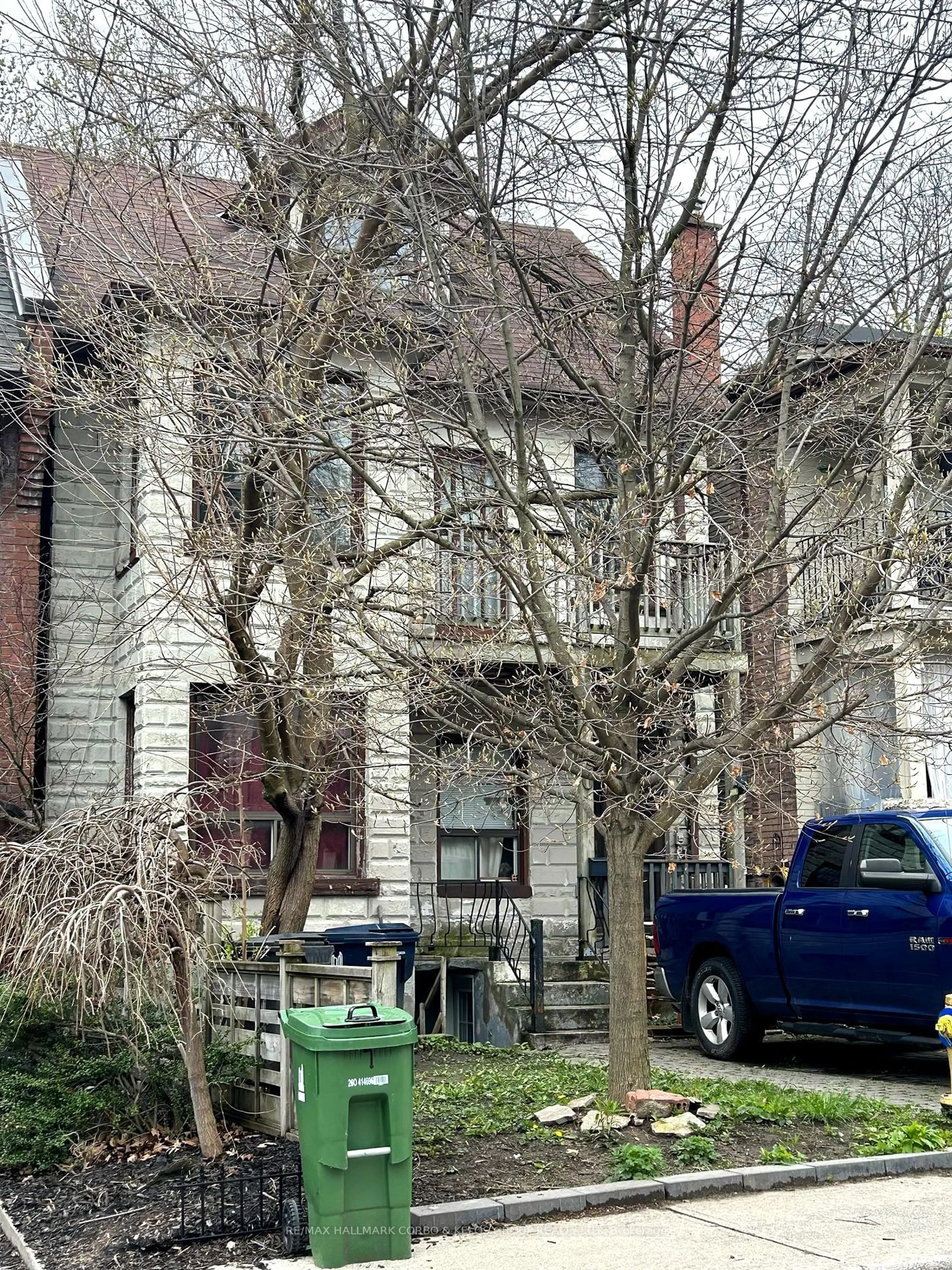 A pic from exterior of the house or condo for 30 Devon Rd, Toronto Ontario M4E 2J8