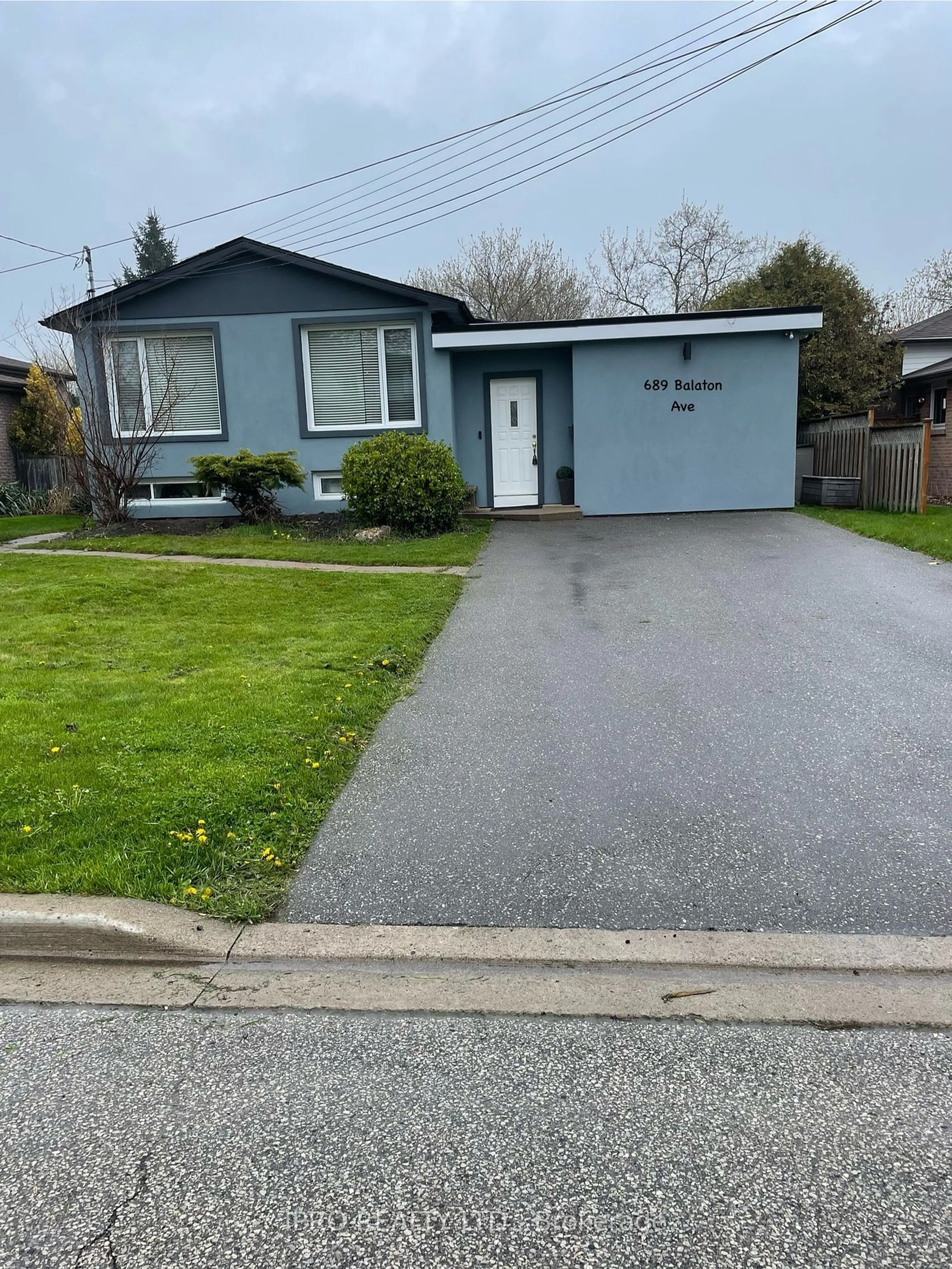 Frontside or backside of a home for 689 Balaton Ave, Pickering Ontario L1W 1W2