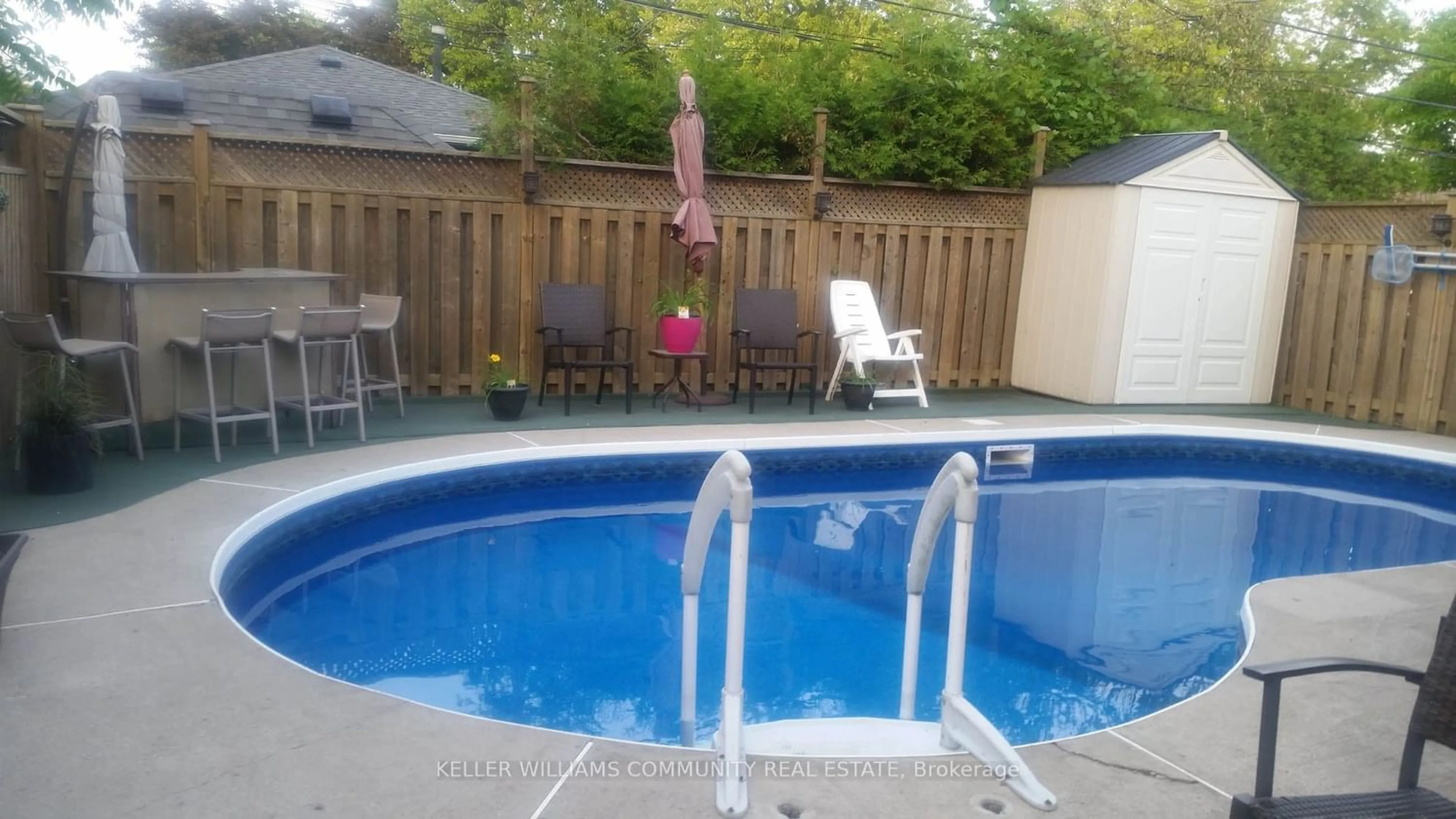 Indoor or outdoor pool for 855 Grenoble Blvd, Pickering Ontario L1W 1T7