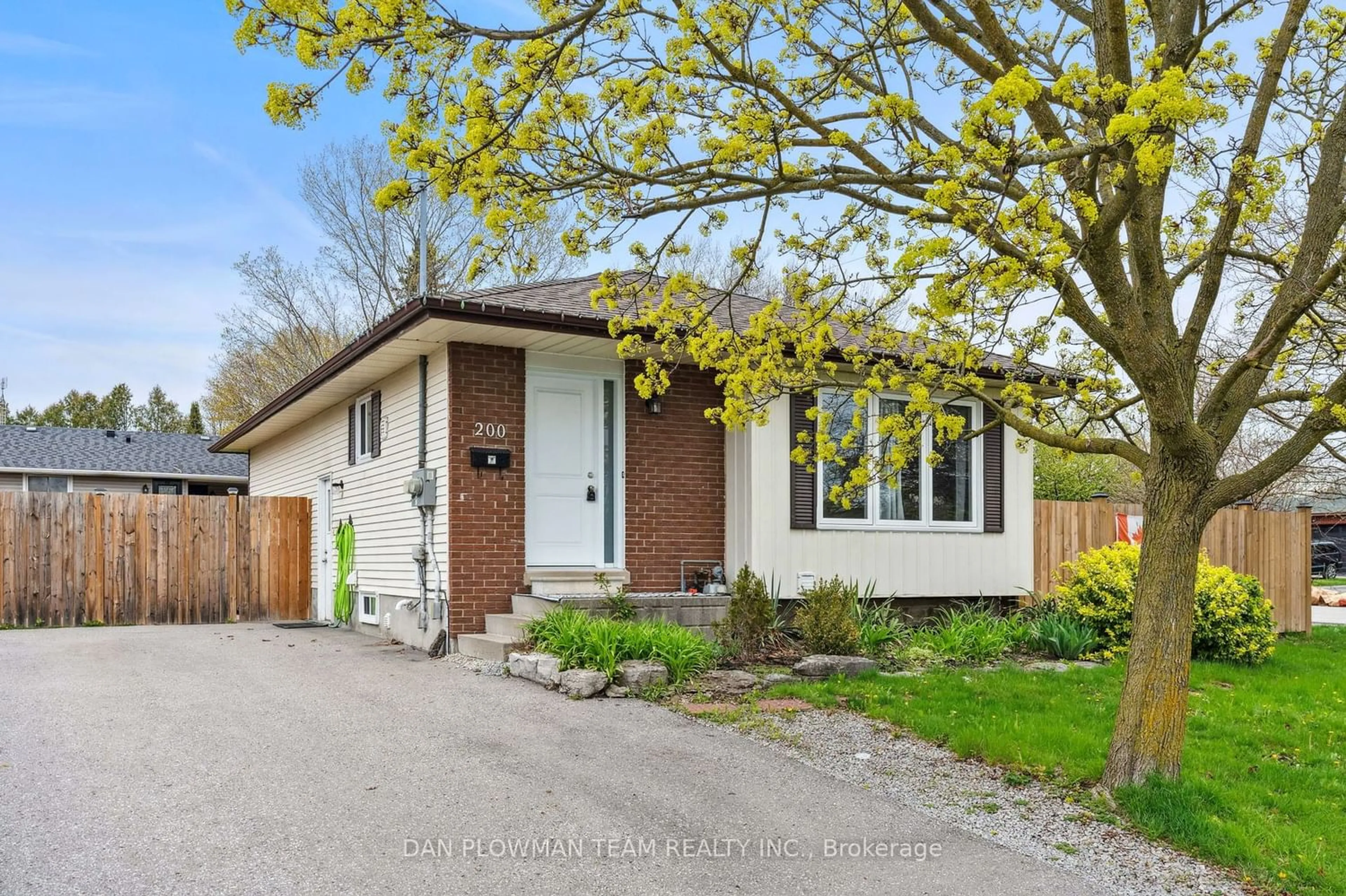Frontside or backside of a home for 200 Willis Ave, Whitby Ontario L1N 7C6