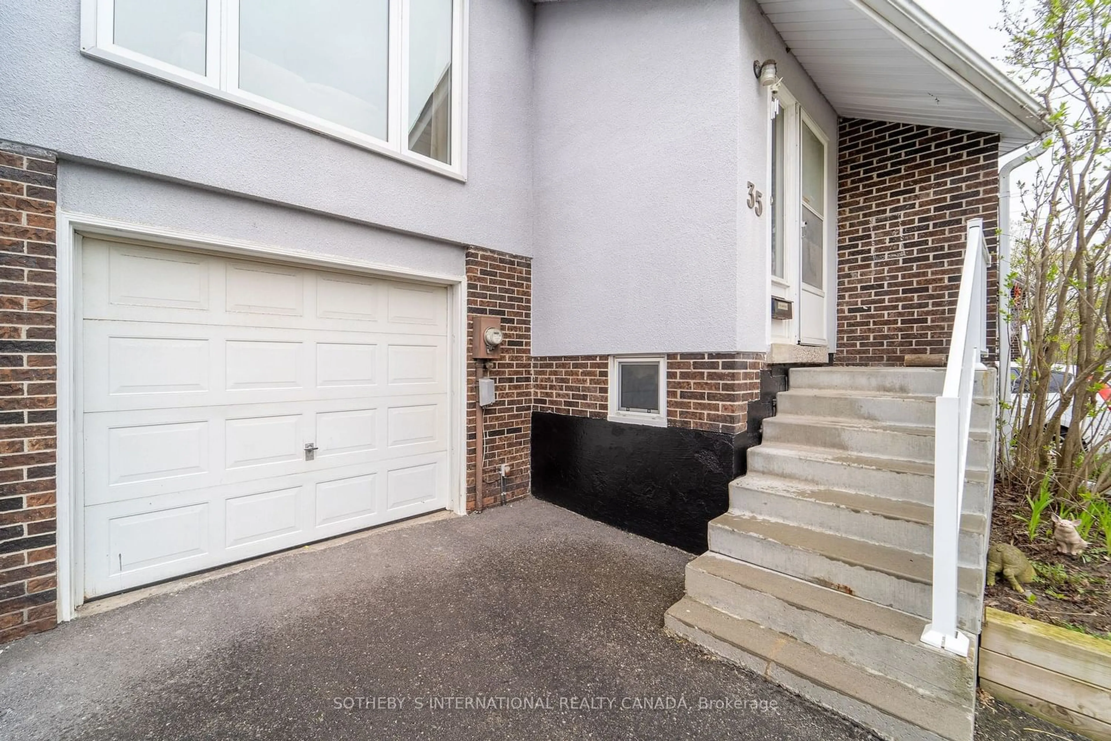 Indoor entryway for 311 Garden St #35, Whitby Ontario L1N 3W3