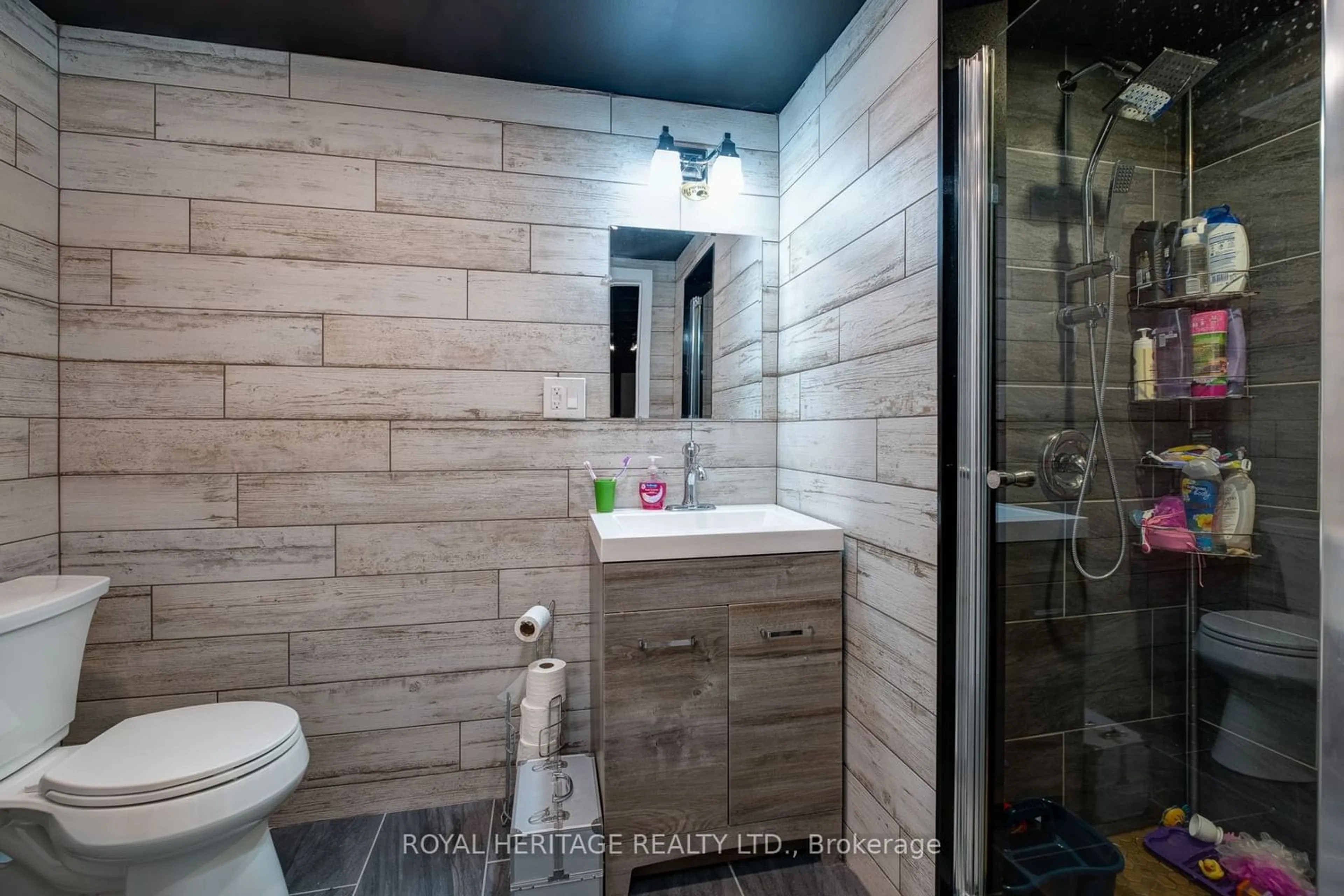 Bathroom for 29 Barberry Crt, Whitby Ontario L1N 5N6