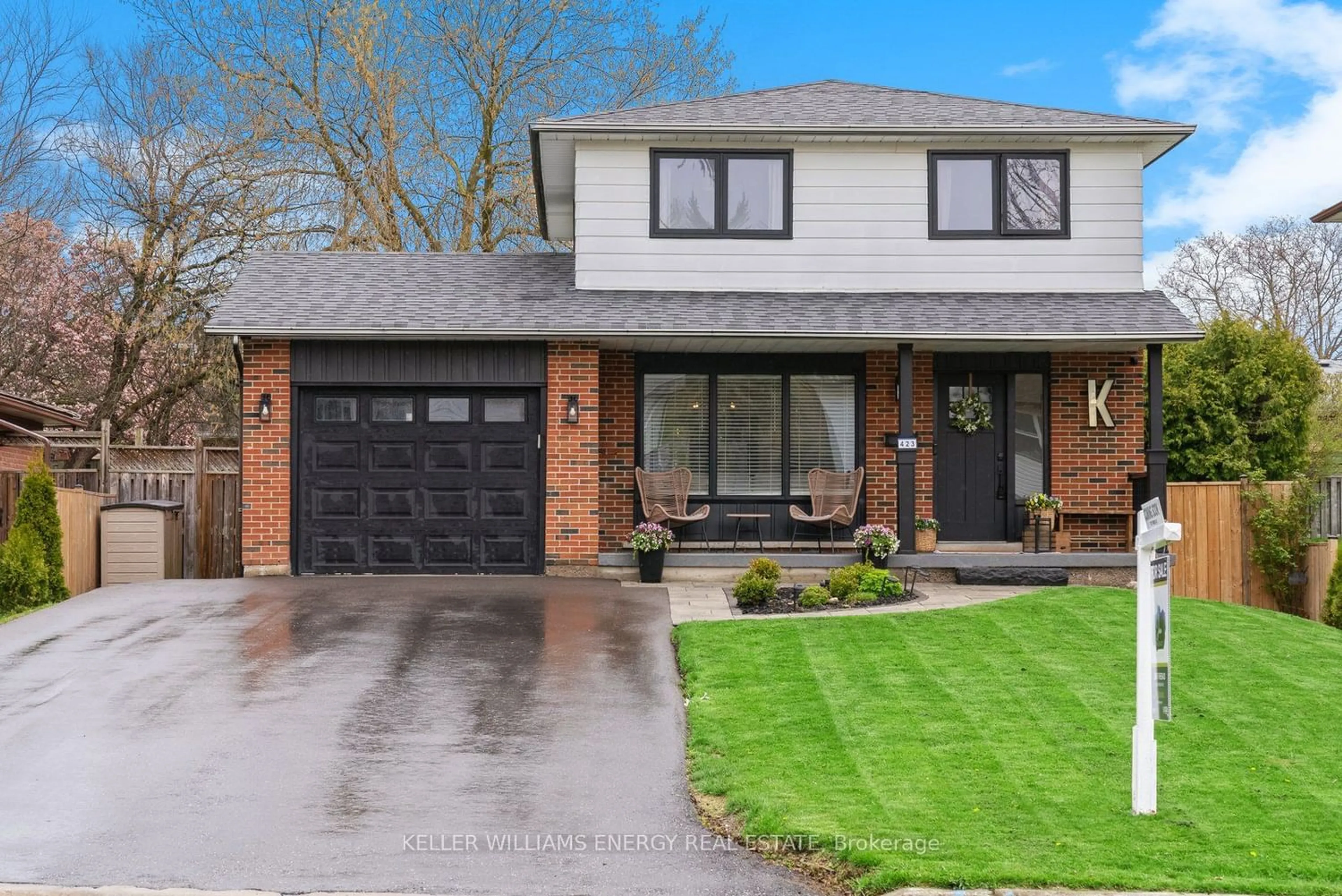 Home with brick exterior material for 423 Lanark Dr, Oshawa Ontario L1J 5W8