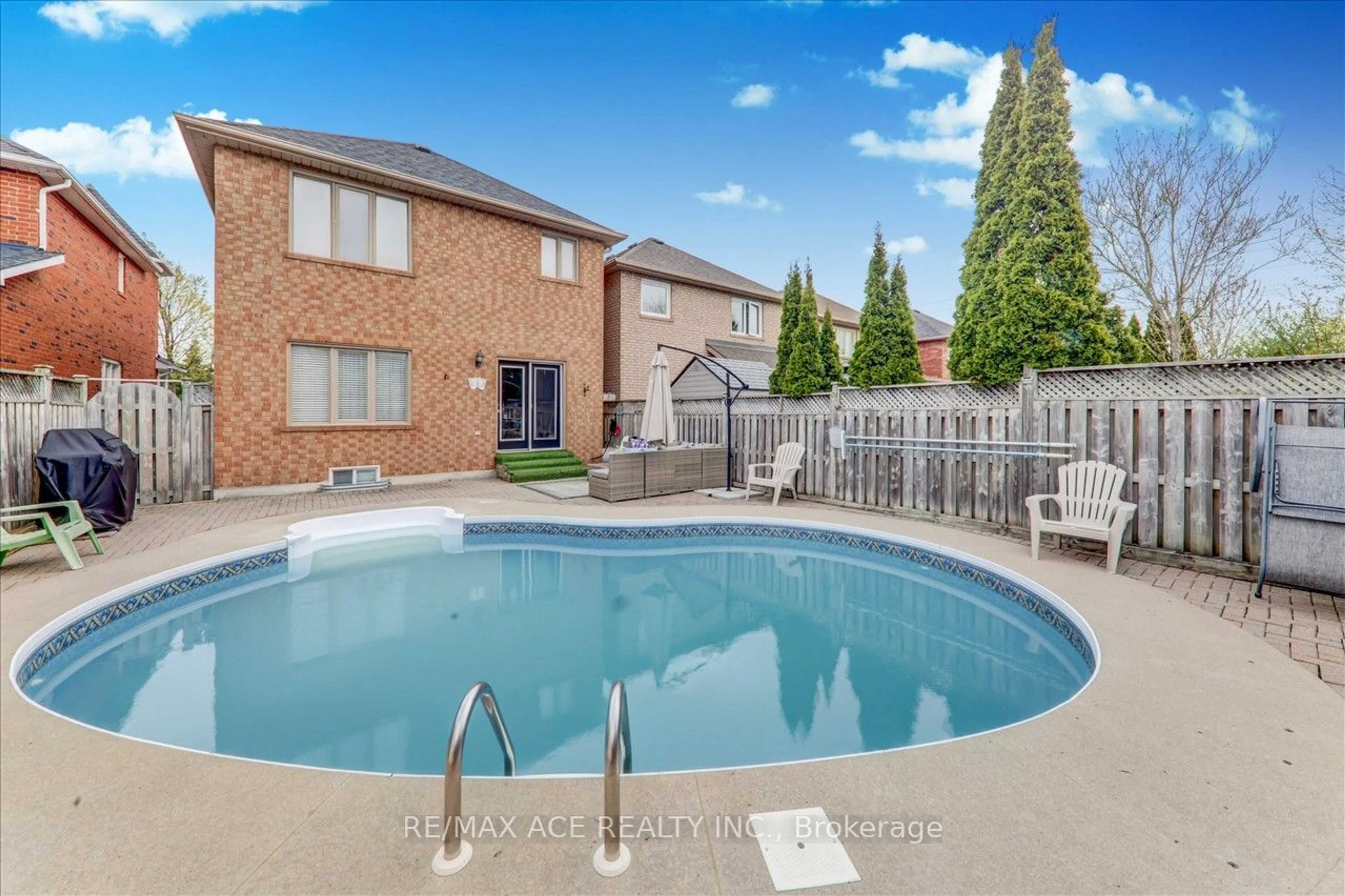 Indoor or outdoor pool for 79 Bach Ave, Whitby Ontario L1R 2P8