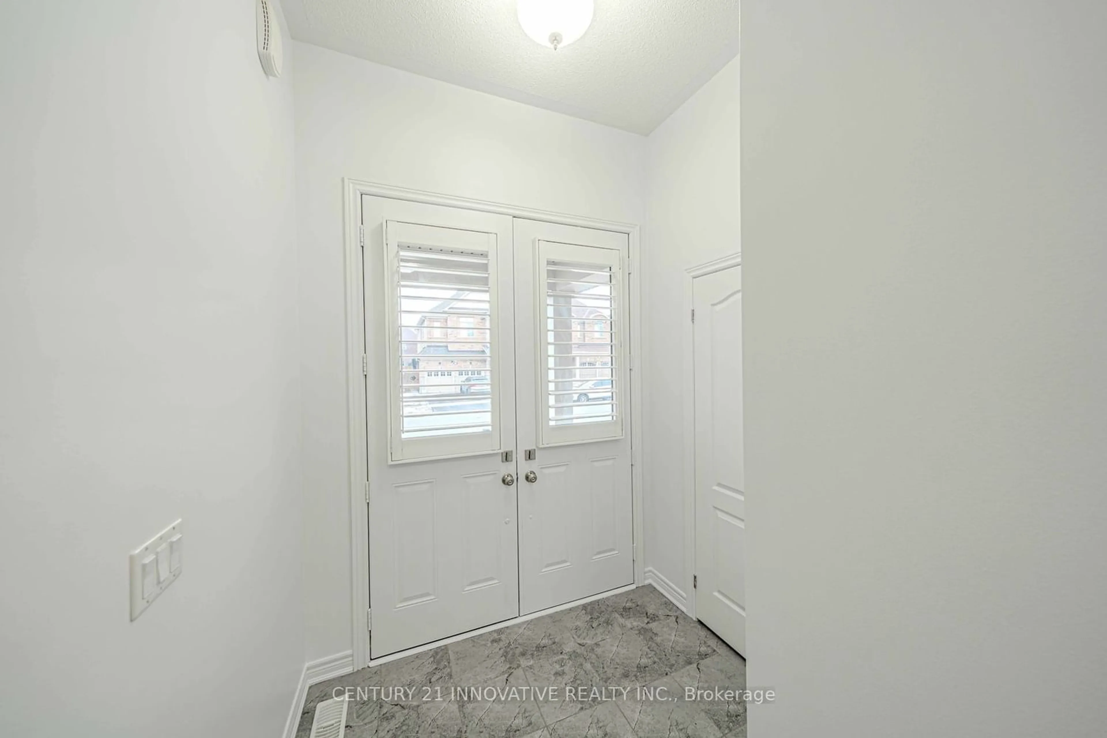 Indoor entryway for 95 Bridlewood Blvd, Whitby Ontario L1R 0N2