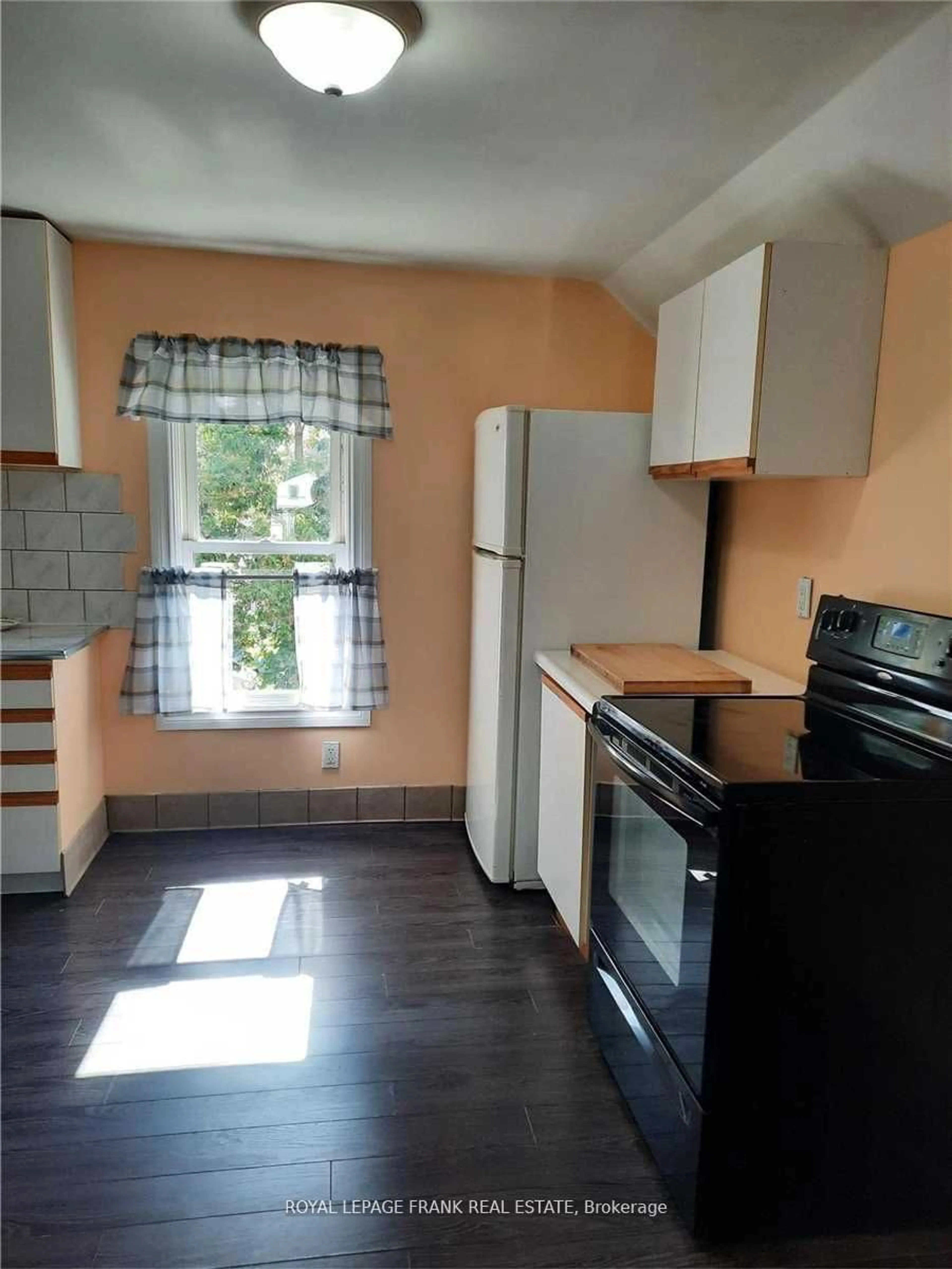 Standard kitchen, wood floors, cottage for 79 Colborne St, Oshawa Ontario L1G 1L8