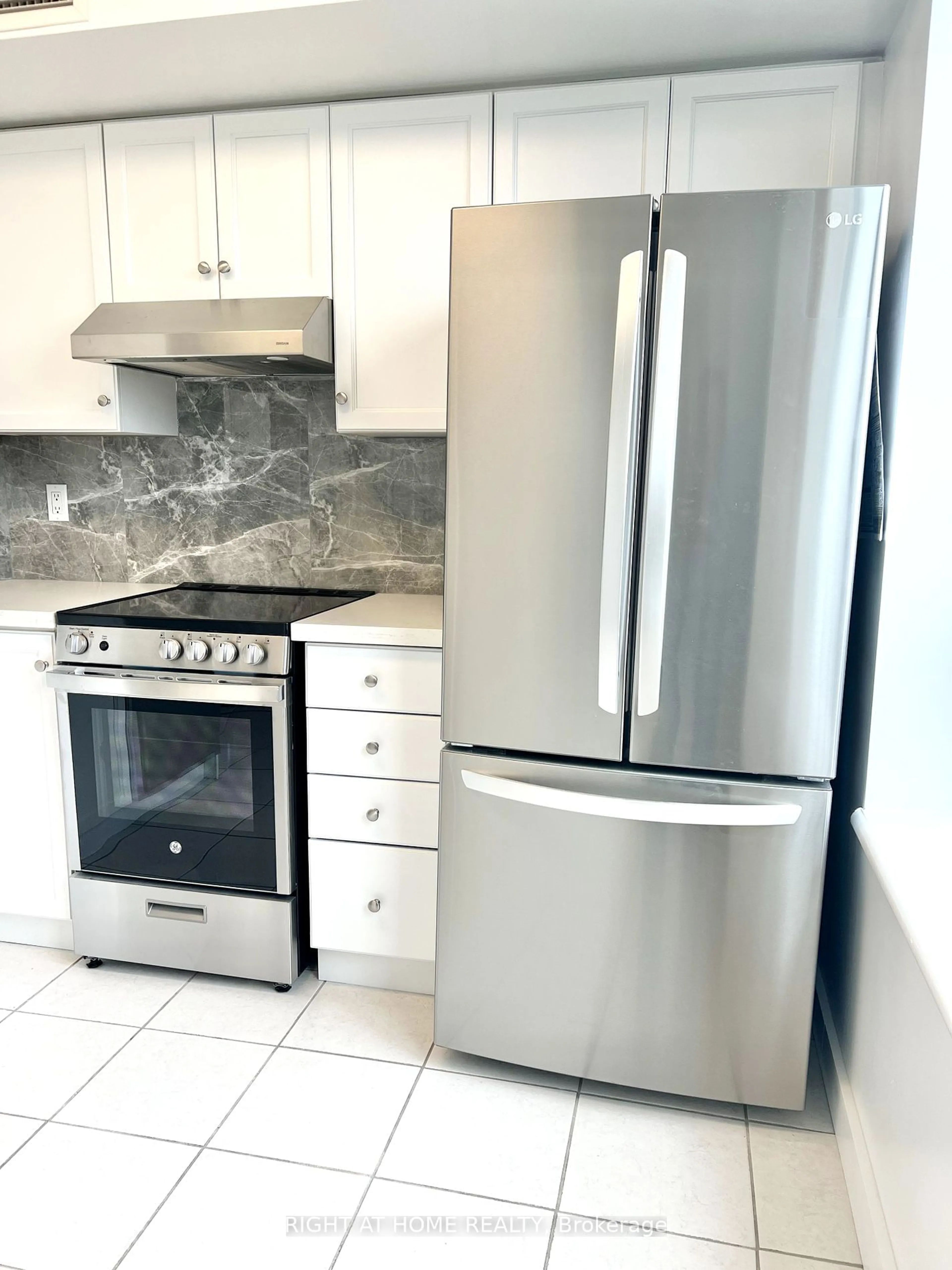 Standard kitchen for 2800 Warden Ave #1004, Toronto Ontario M1W 3Z6