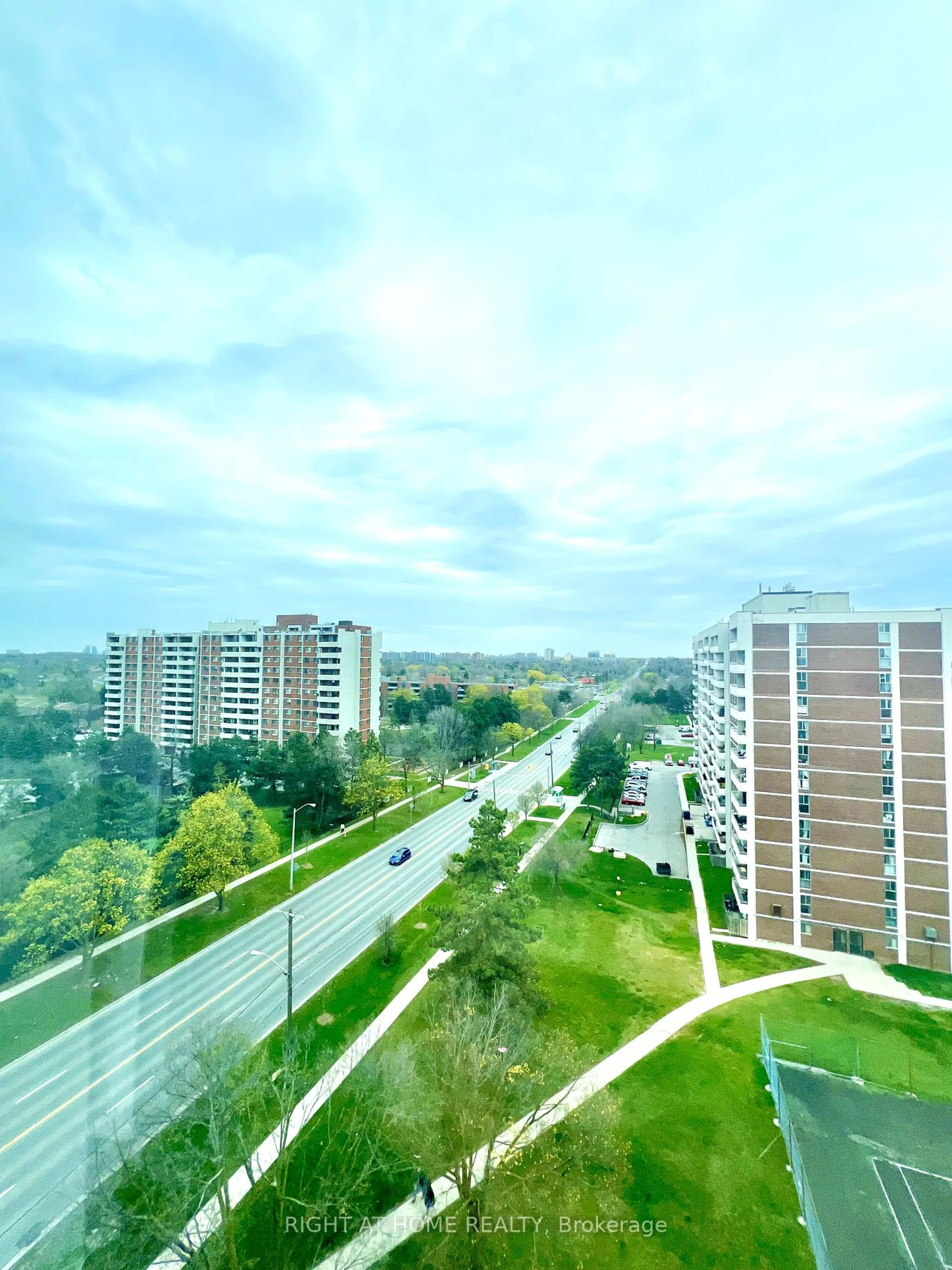 A pic from exterior of the house or condo, the view of city buildings for 2800 Warden Ave #1004, Toronto Ontario M1W 3Z6