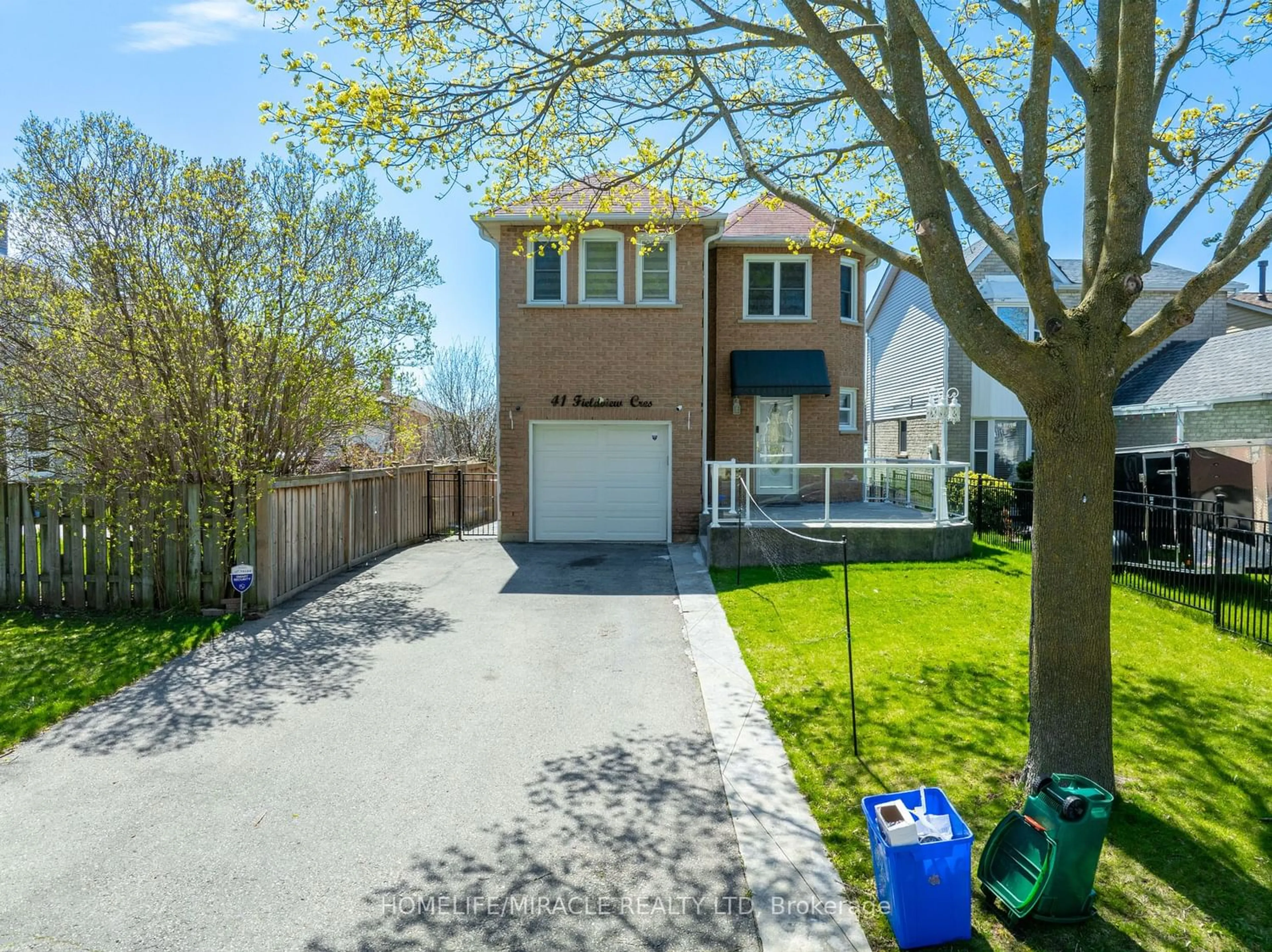 Frontside or backside of a home for 41 Fieldview Cres, Whitby Ontario L1N 8B5