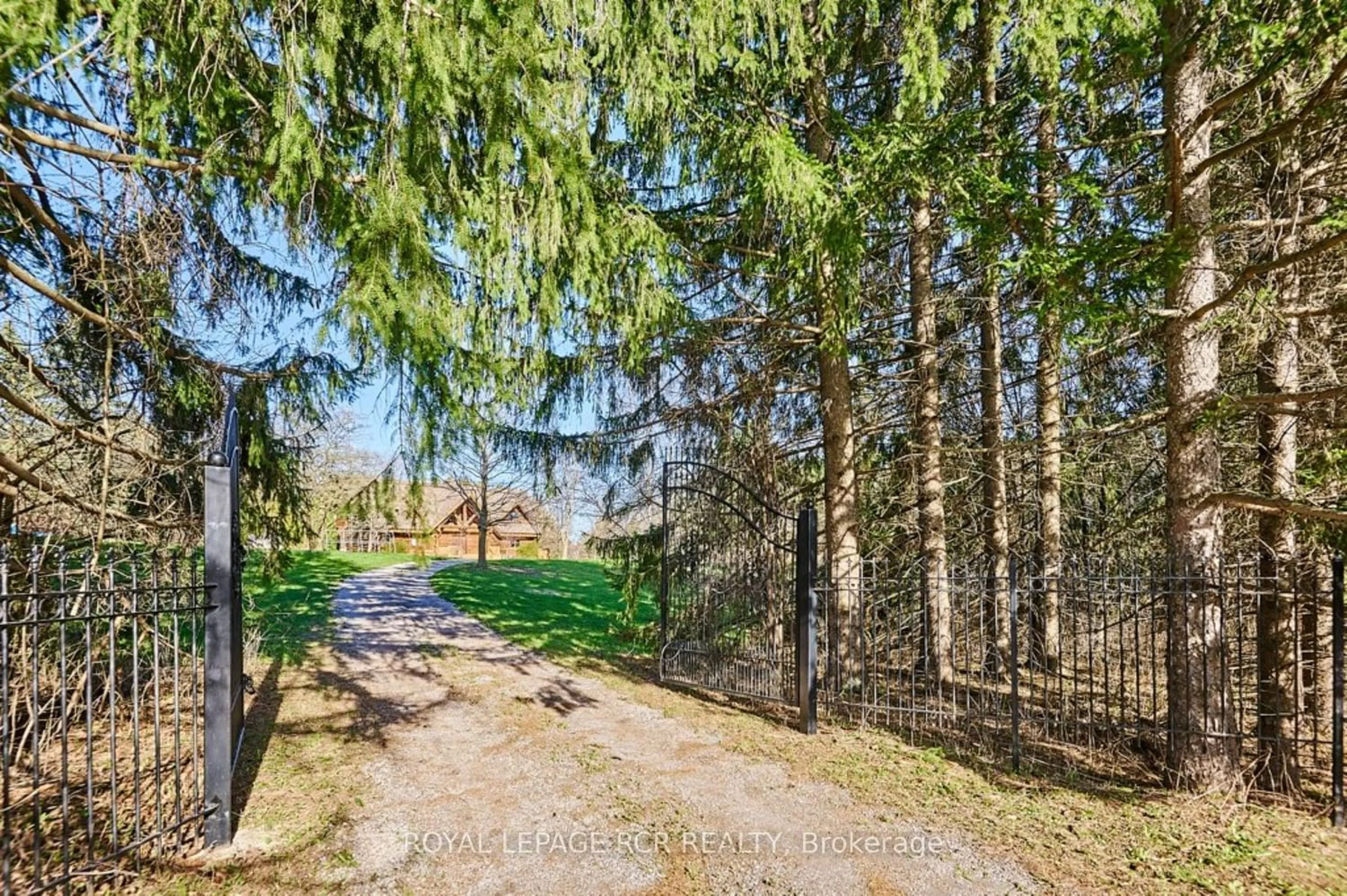 Fenced yard for 4985 Westney Rd, Pickering Ontario L1Y 1A2