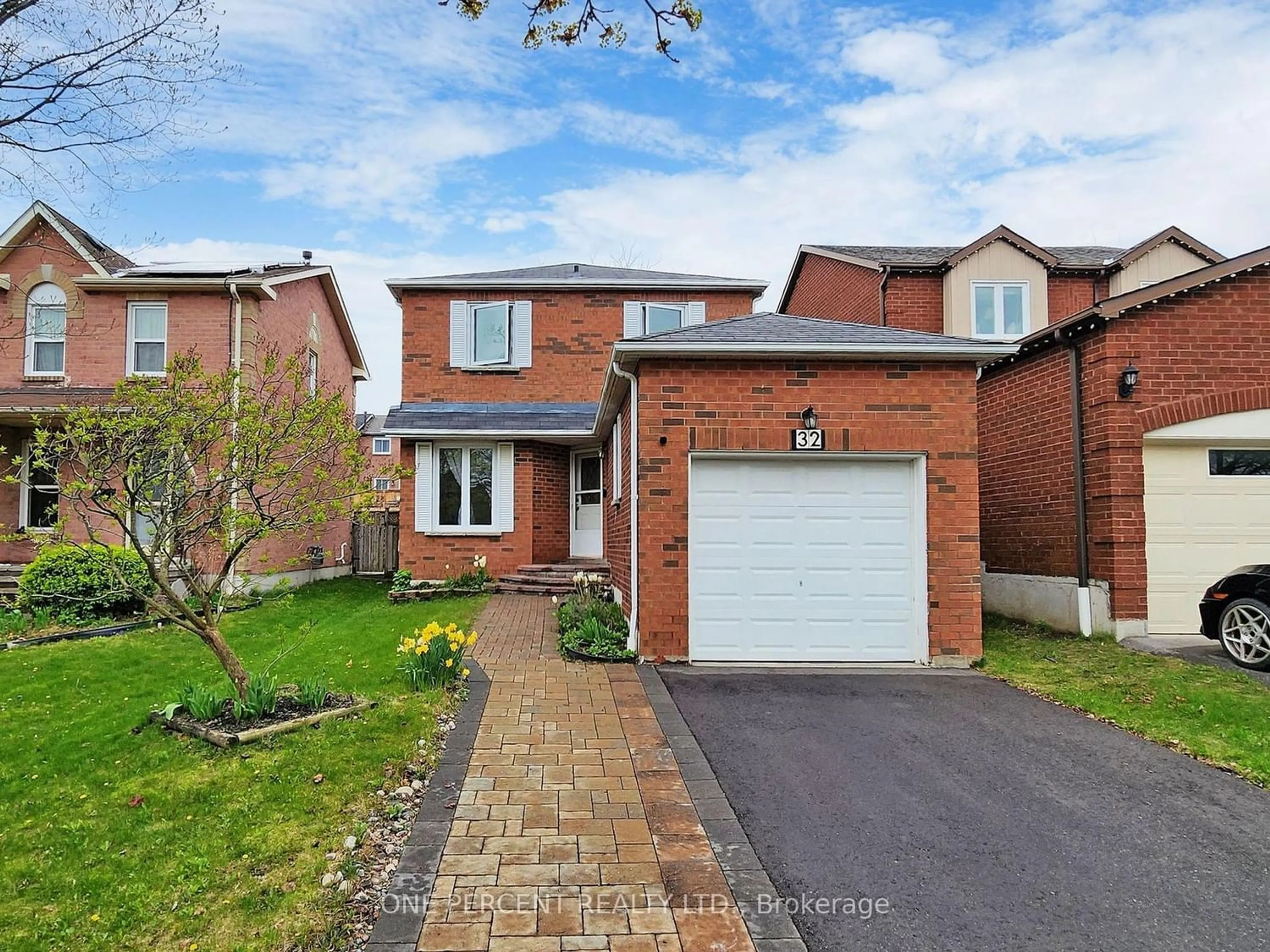 Frontside or backside of a home for 32 Fernbank Pl, Whitby Ontario L1R 1T1
