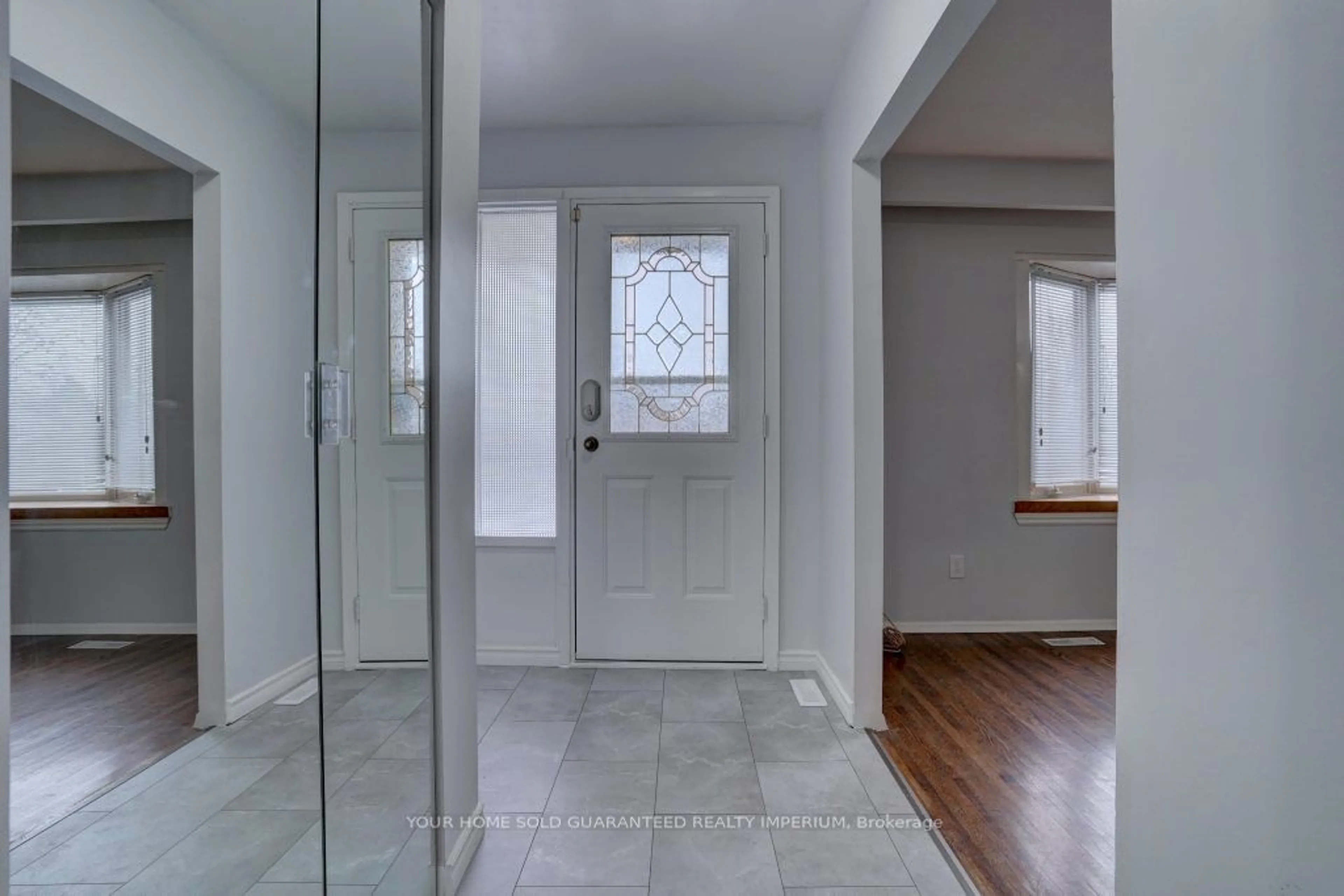 Indoor entryway for 837 Hillcrest Rd, Pickering Ontario L1W 2P8
