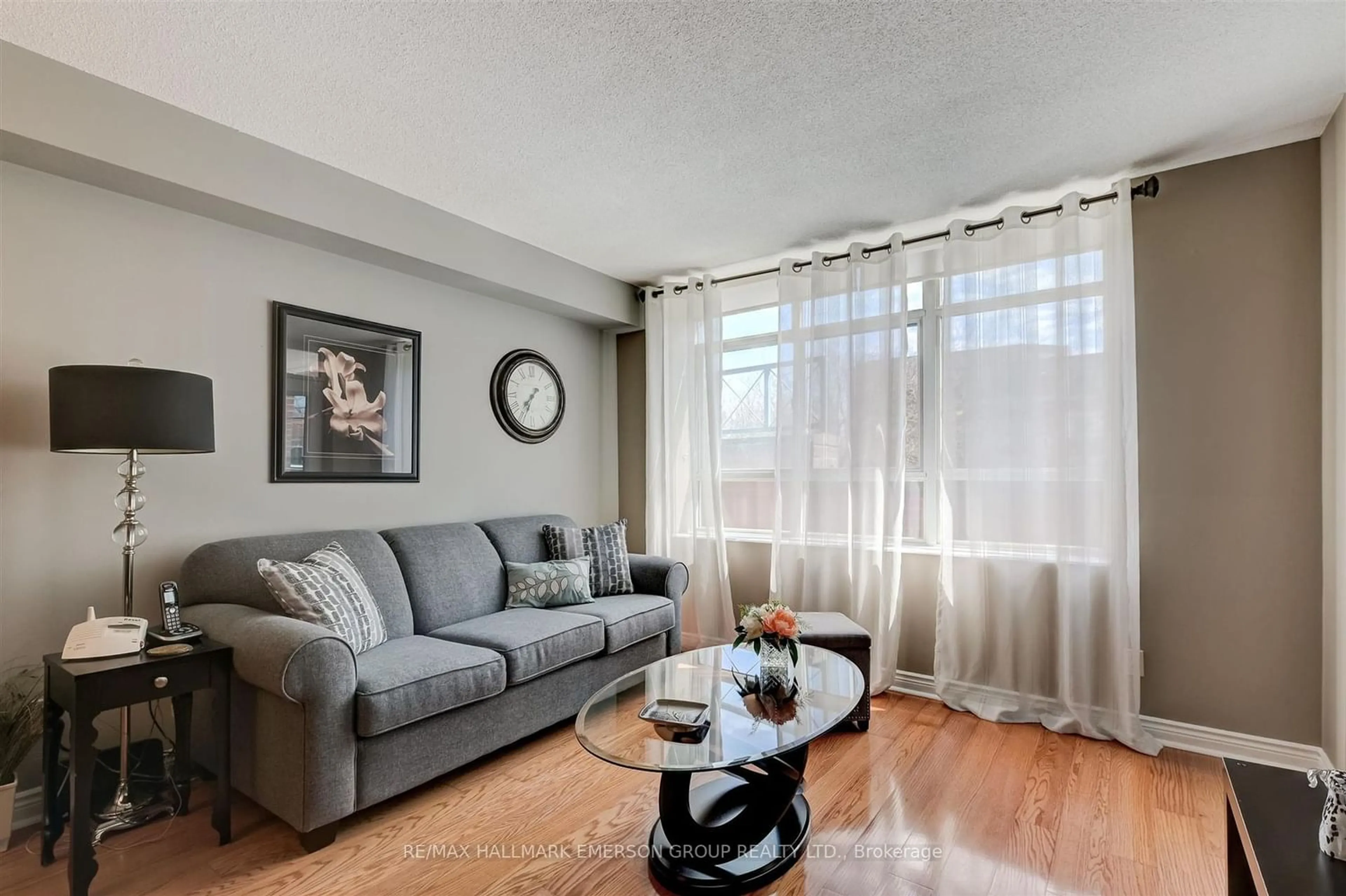 Living room for 1091 Kingston Rd #319, Toronto Ontario M1N 4E5