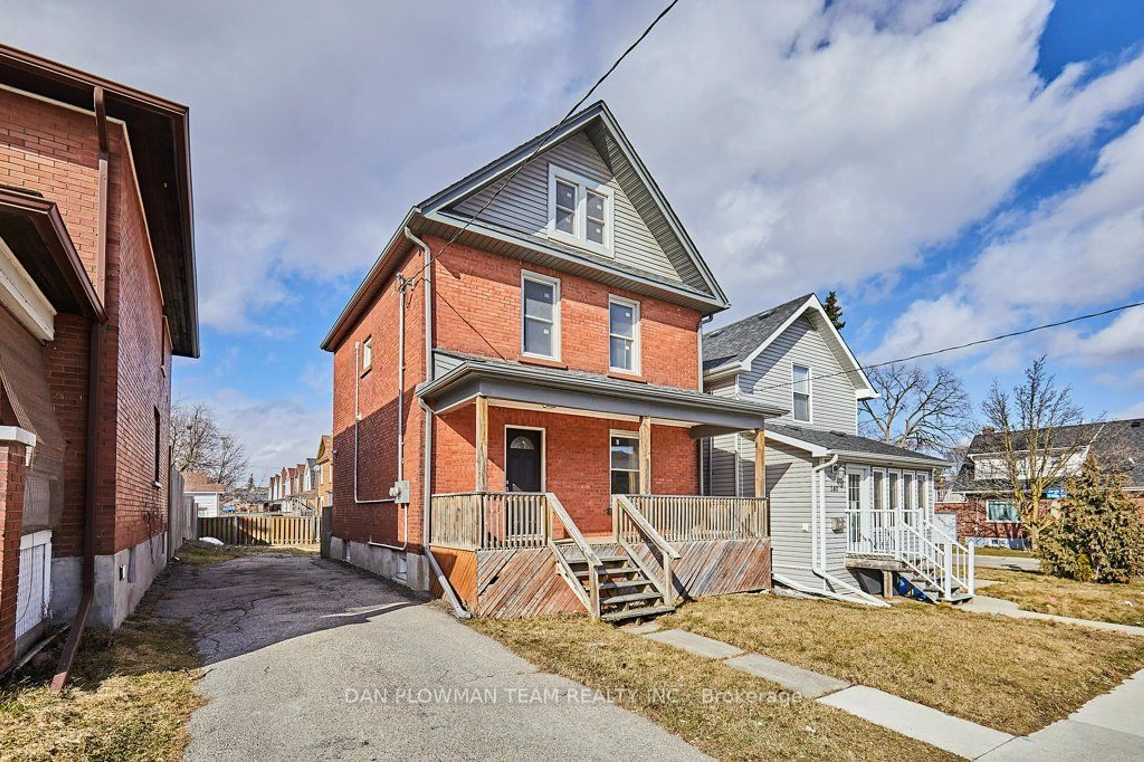 Frontside or backside of a home for 136 Adelaide Ave, Oshawa Ontario L1G 1Z1