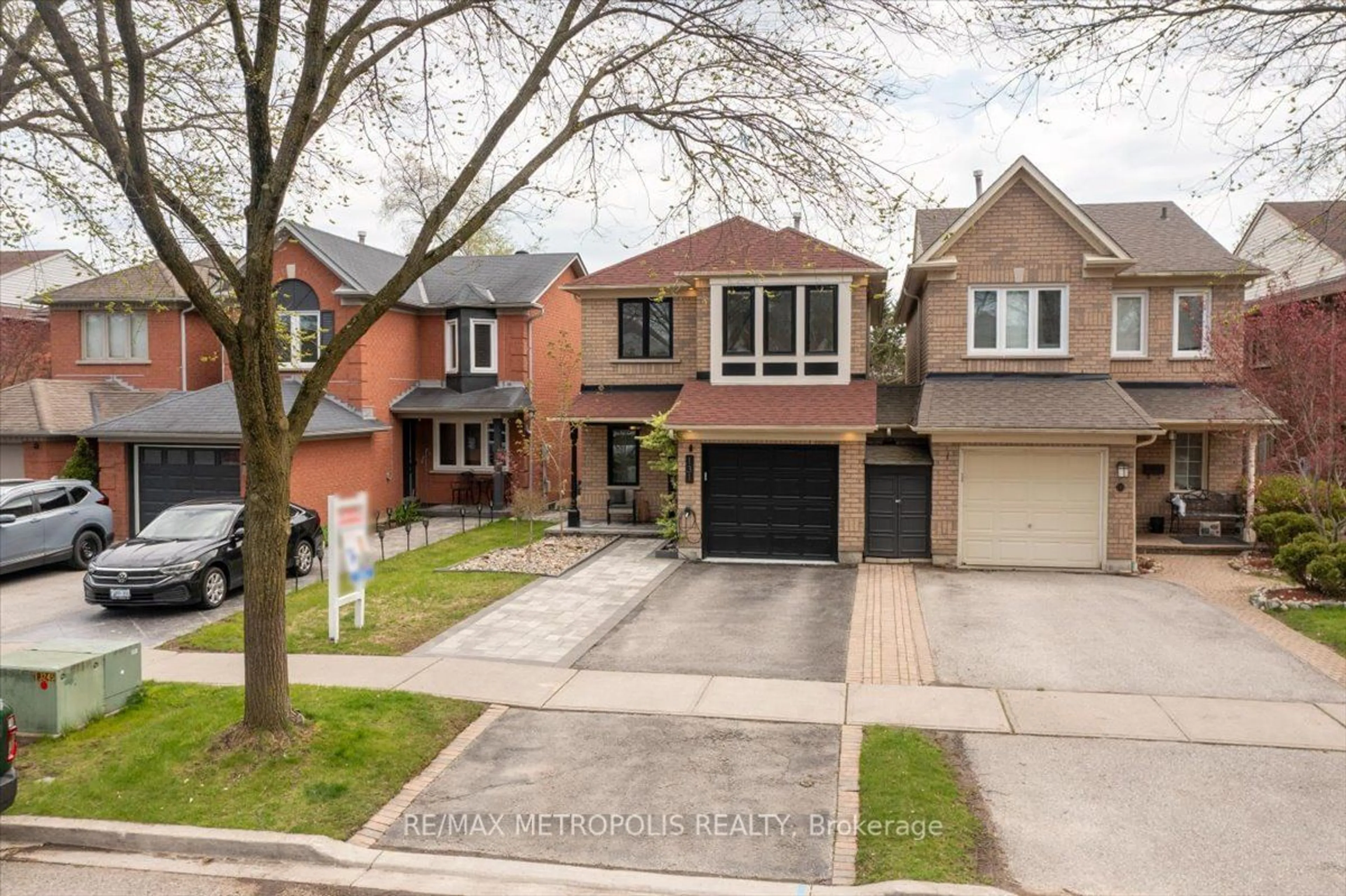 Frontside or backside of a home for 131 Thicket Cres, Pickering Ontario L1V 6S6