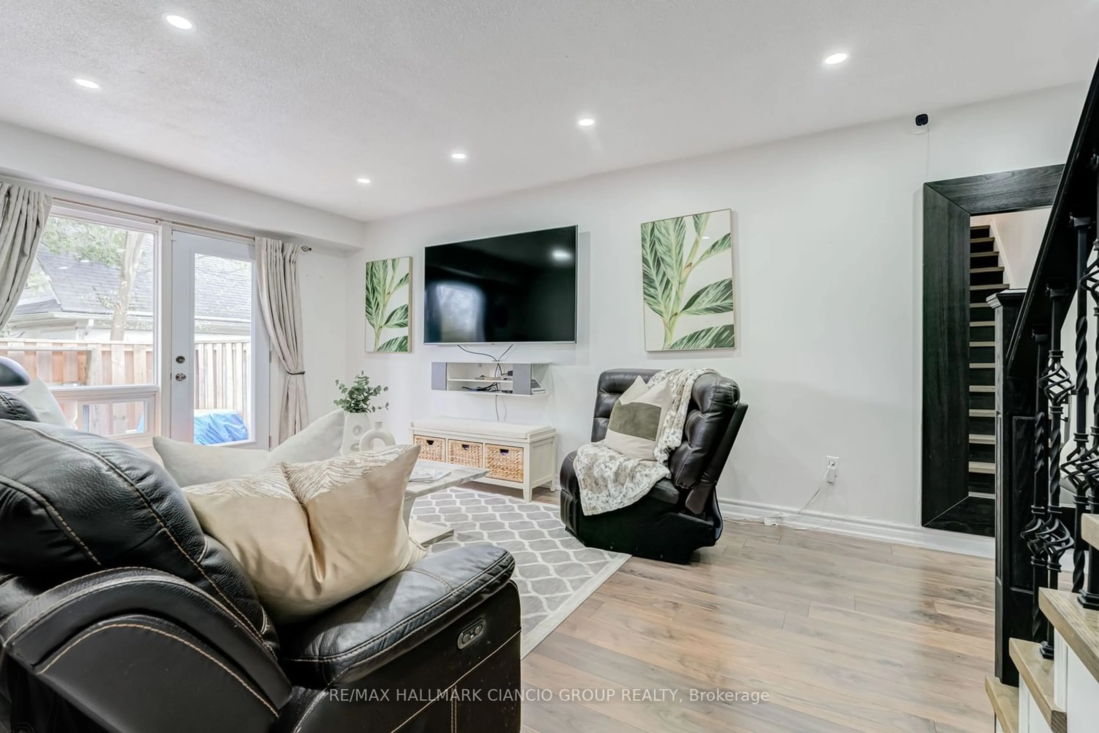 Living room for 730 Cedar St #19, Oshawa Ontario L1H 4M6