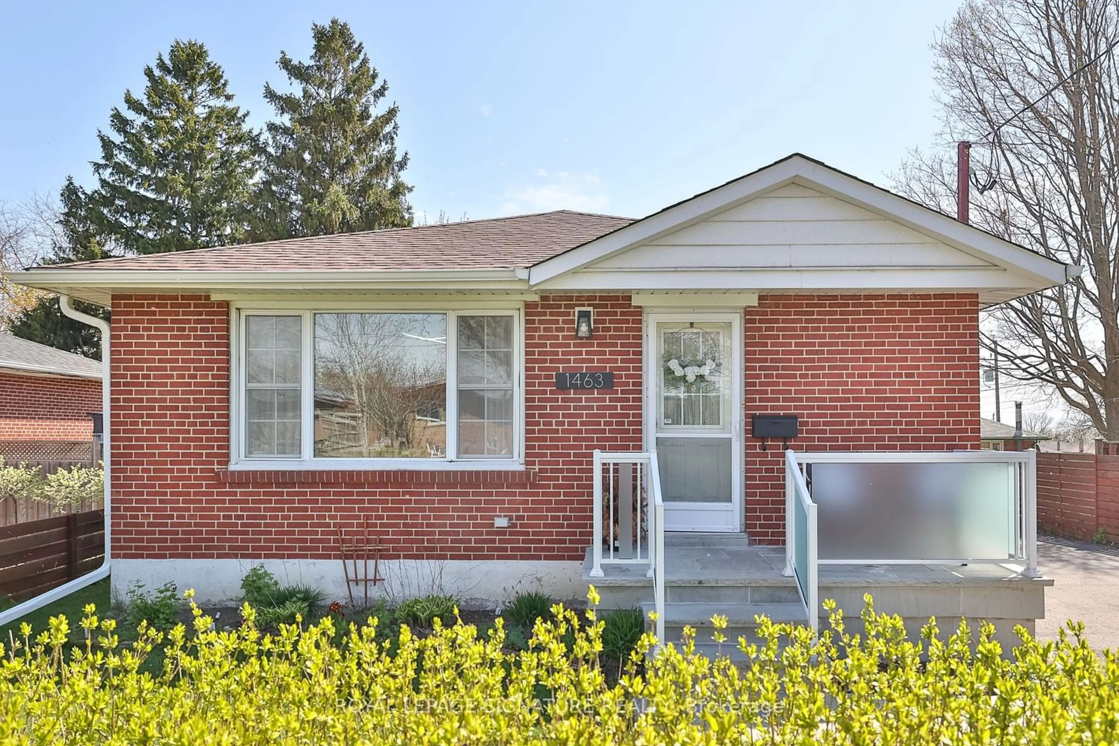 Home with brick exterior material for 1463 Oxford St, Oshawa Ontario L1J 3W9
