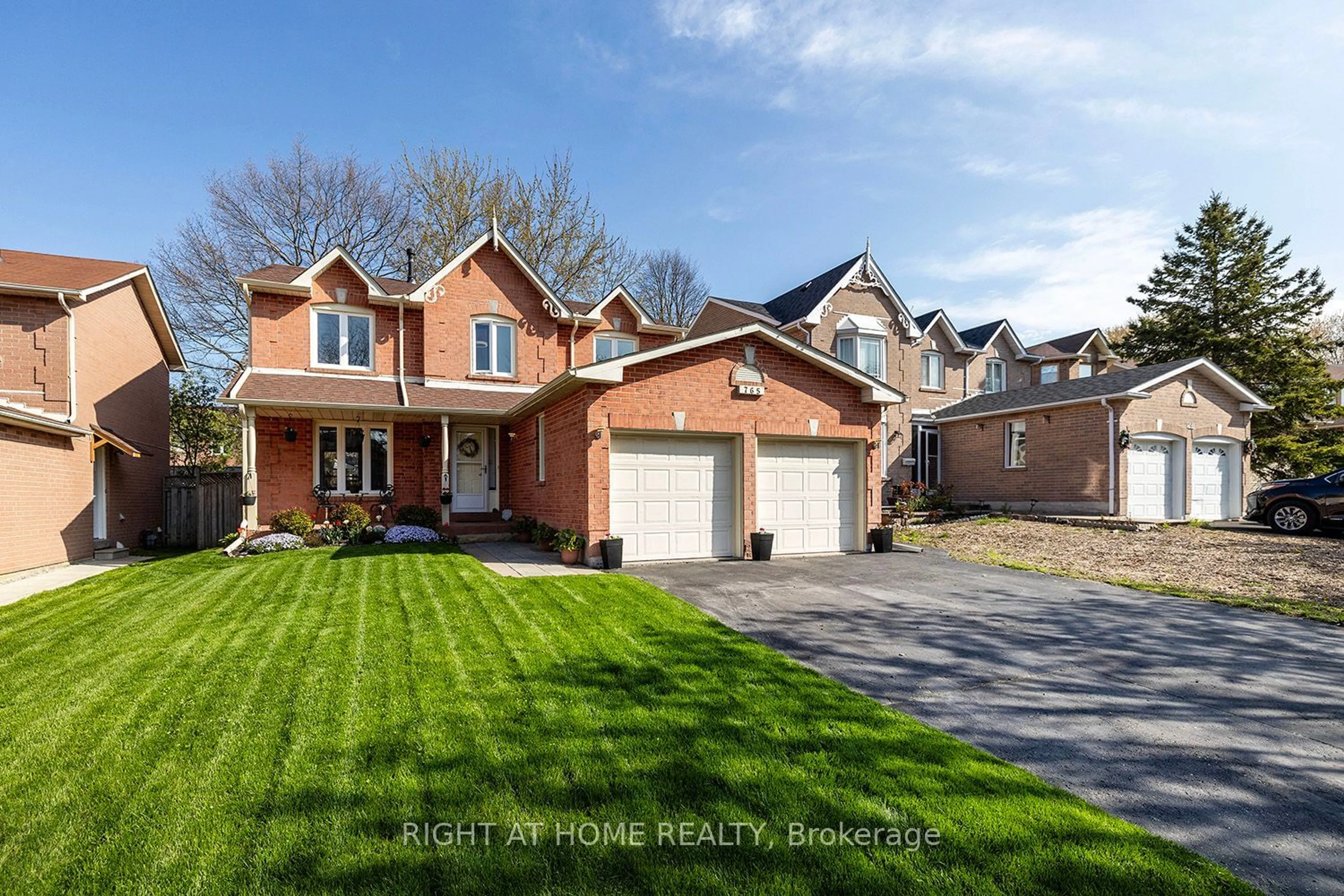 Frontside or backside of a home for 765 Barnes Cres, Oshawa Ontario L1J 8K1